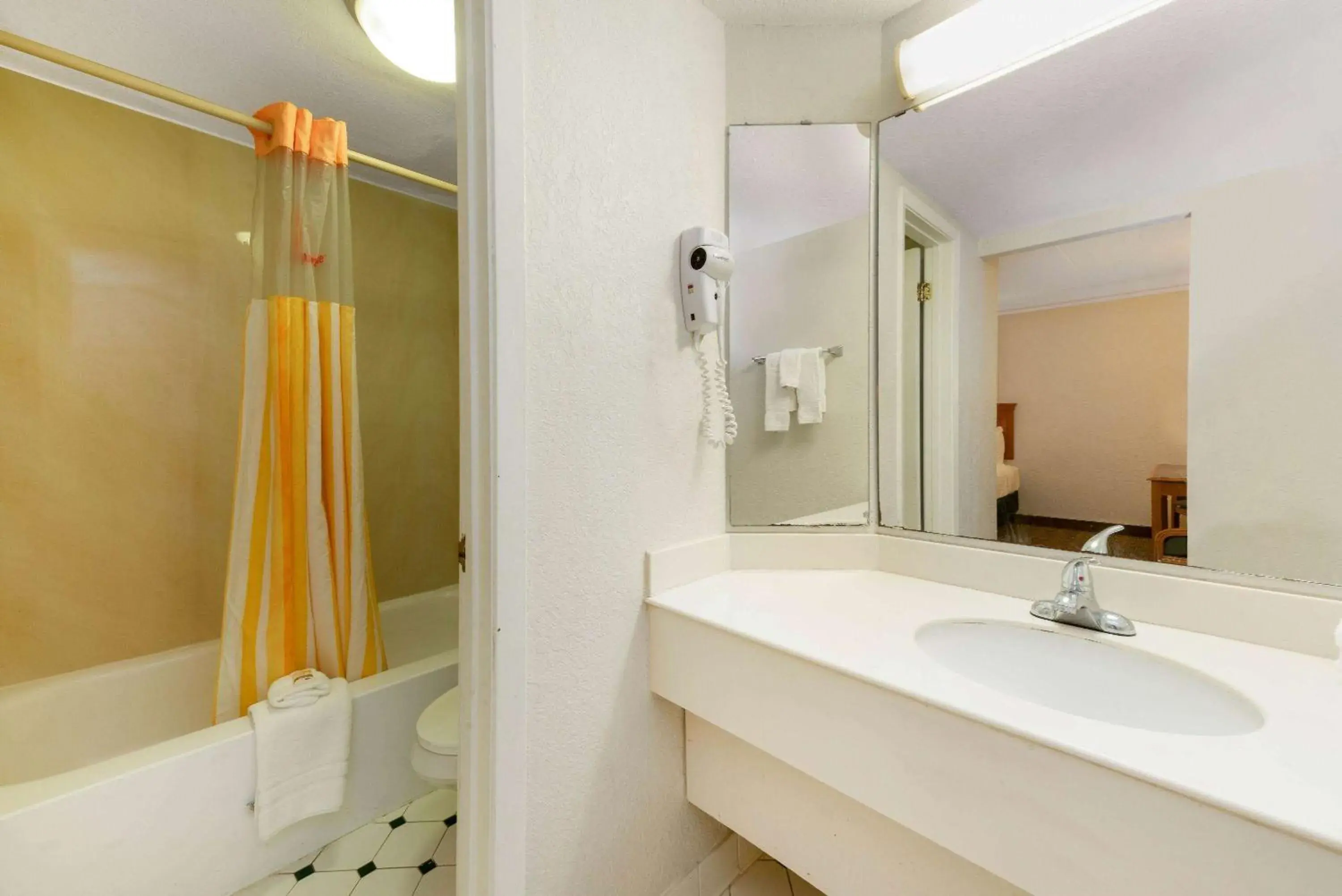 Bathroom in La Quinta Inn by Wyndham Bossier City