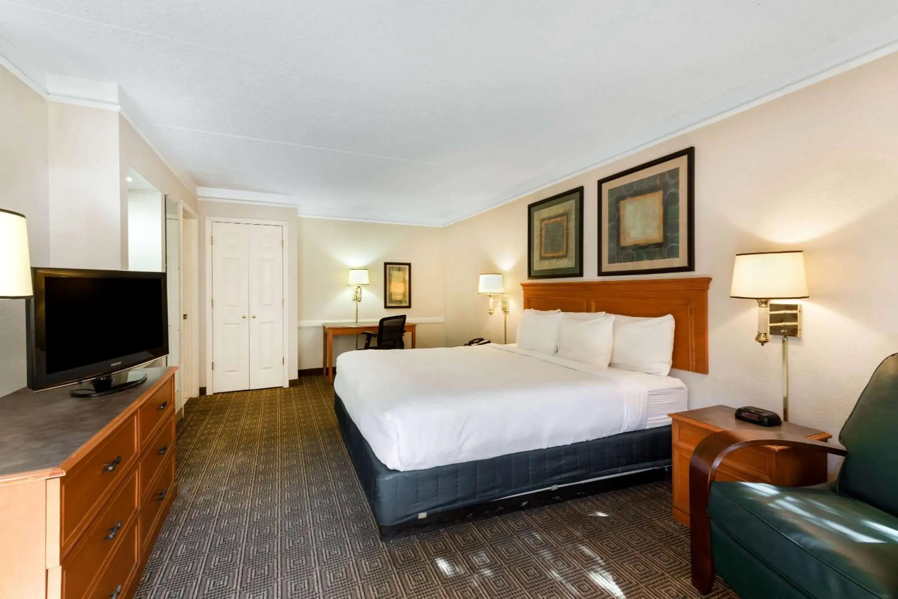 Photo of the whole room, Bed in La Quinta Inn by Wyndham Bossier City