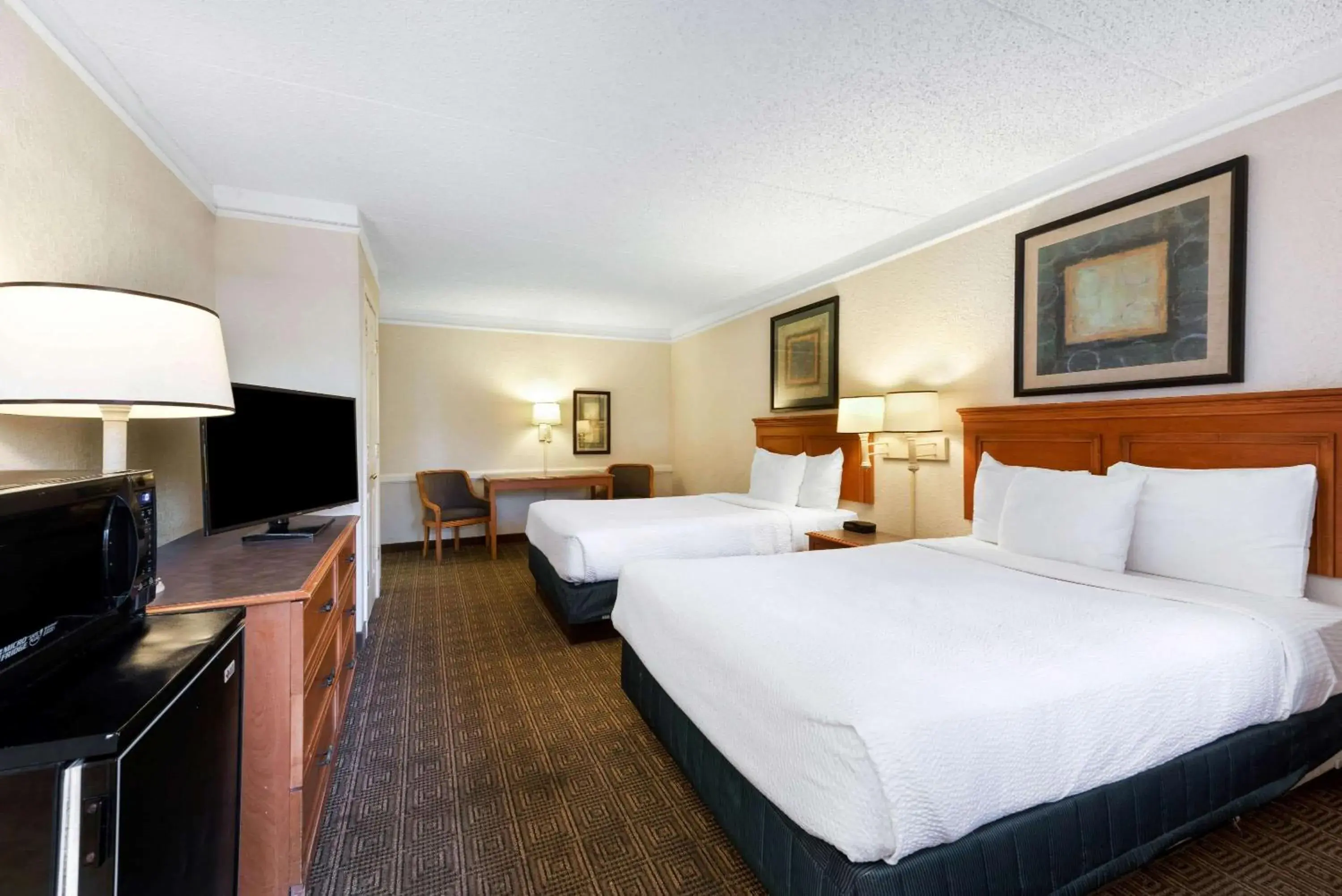 Photo of the whole room, Bed in La Quinta Inn by Wyndham Bossier City