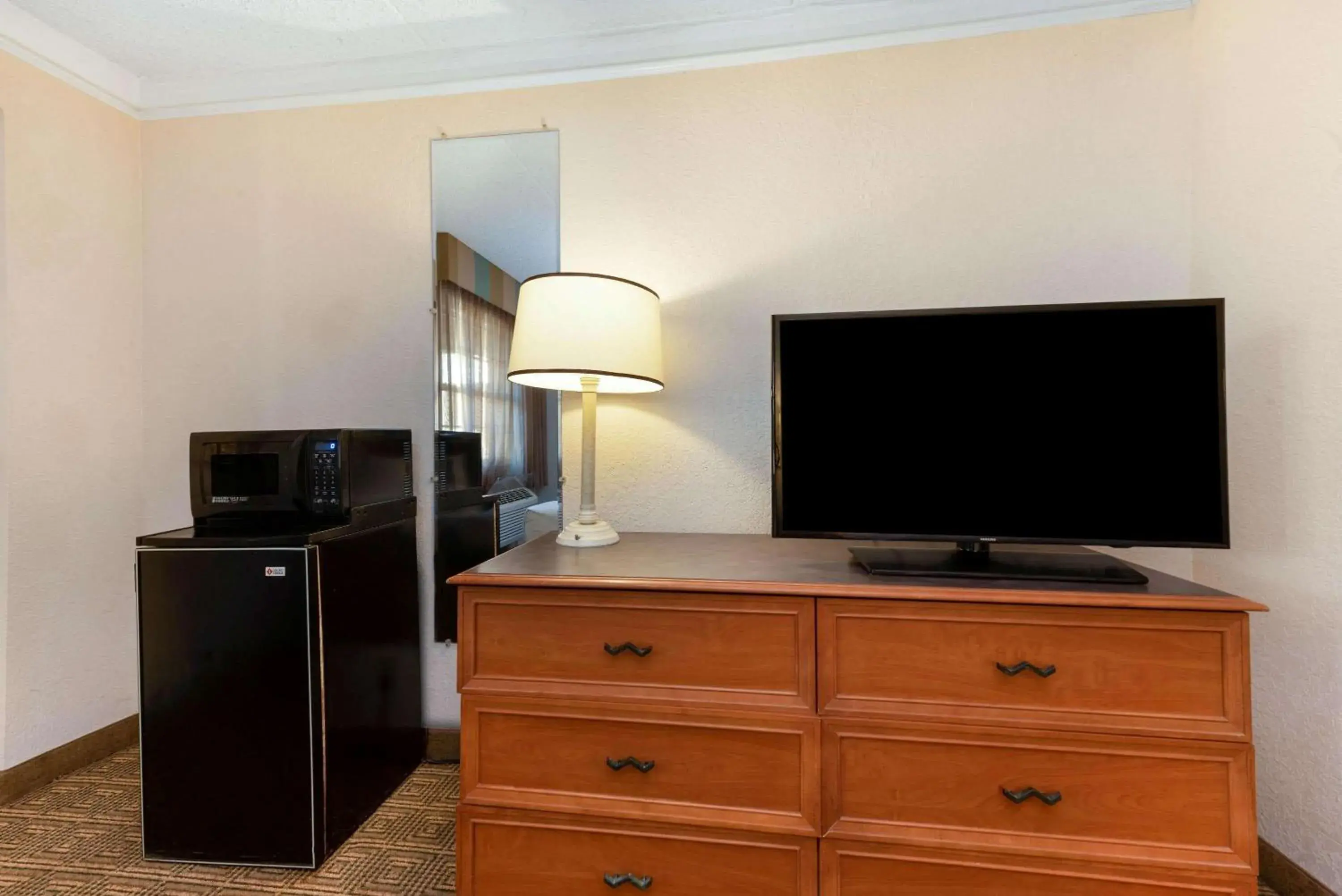 Photo of the whole room, TV/Entertainment Center in La Quinta Inn by Wyndham Bossier City