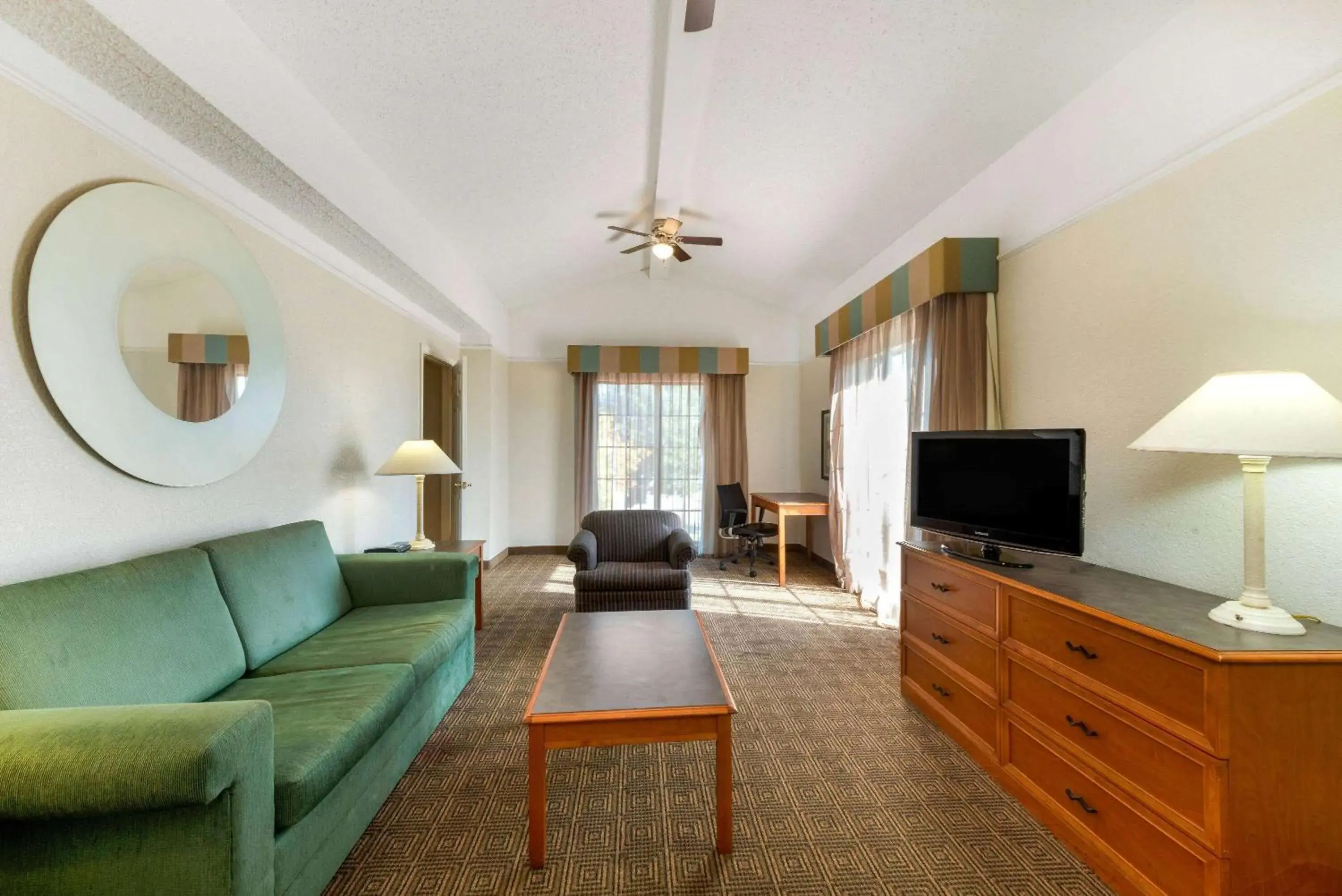 Photo of the whole room, Seating Area in La Quinta Inn by Wyndham Bossier City