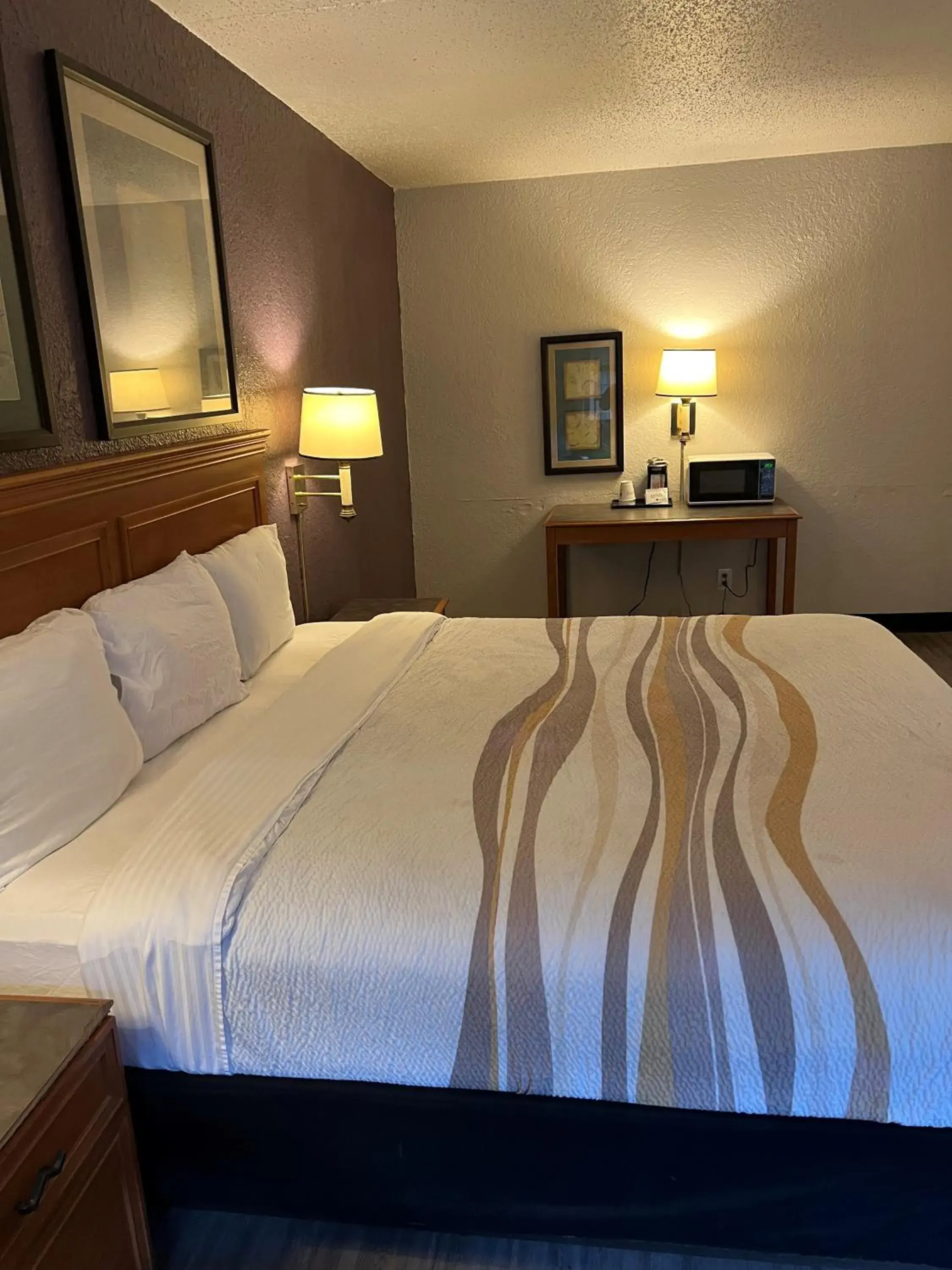 Bed in La Quinta Inn by Wyndham Bossier City Bed in La Quinta Inn by Wyndham Bossier City