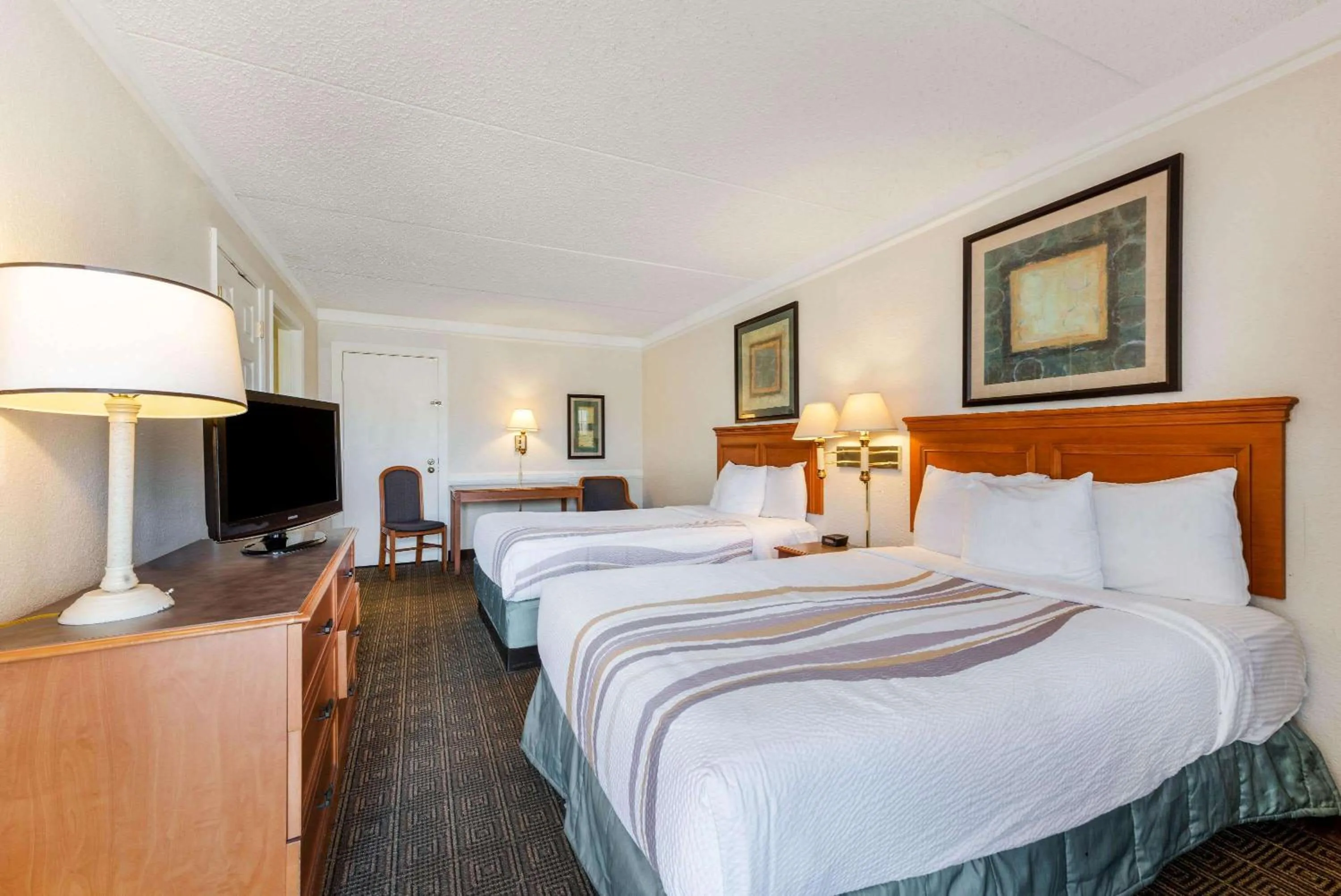Photo of the whole room, Bed in La Quinta Inn by Wyndham Bossier City