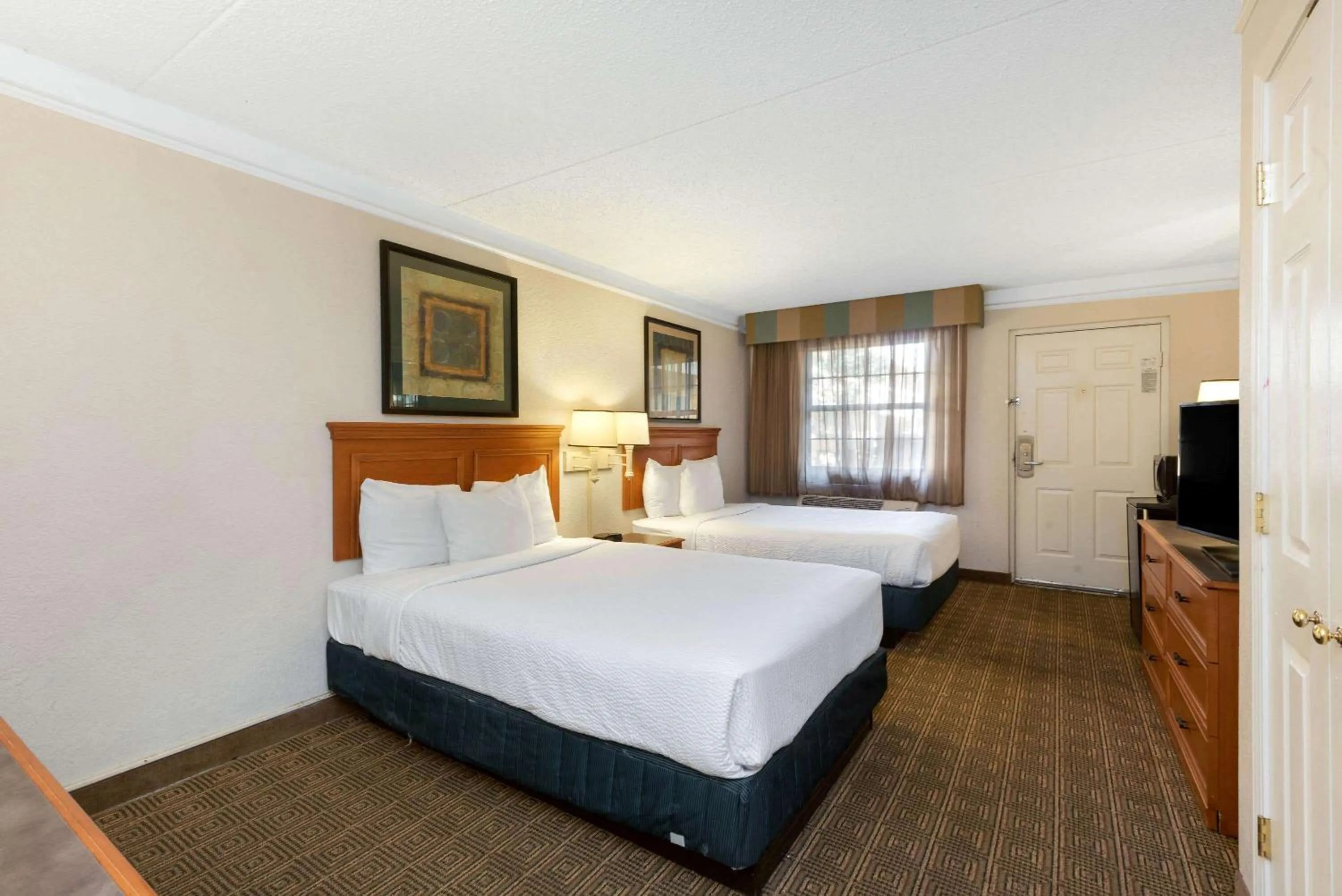 Photo of the whole room, Bed in La Quinta Inn by Wyndham Bossier City