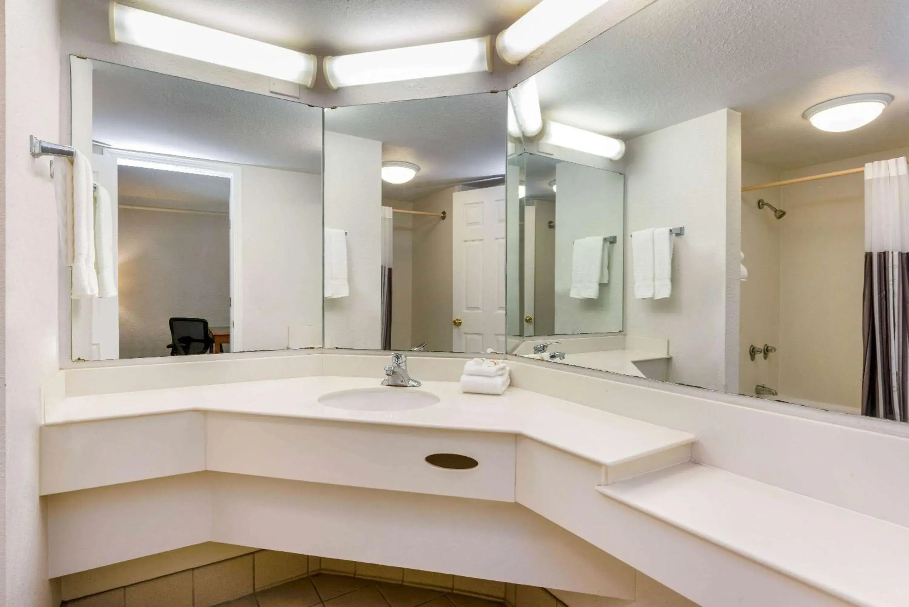 Bathroom in La Quinta Inn by Wyndham Bossier City