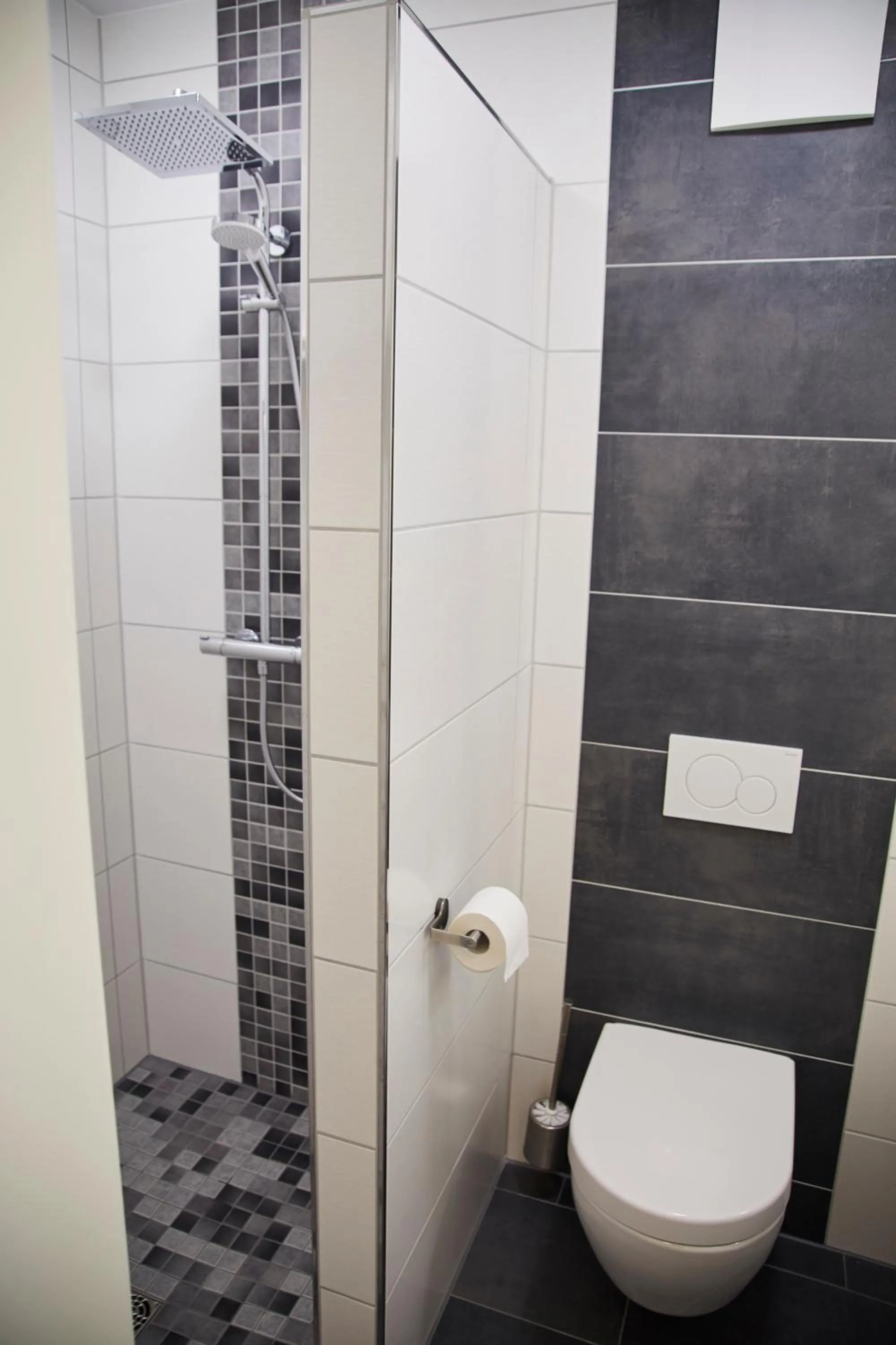 Shower in Lothringer Hof