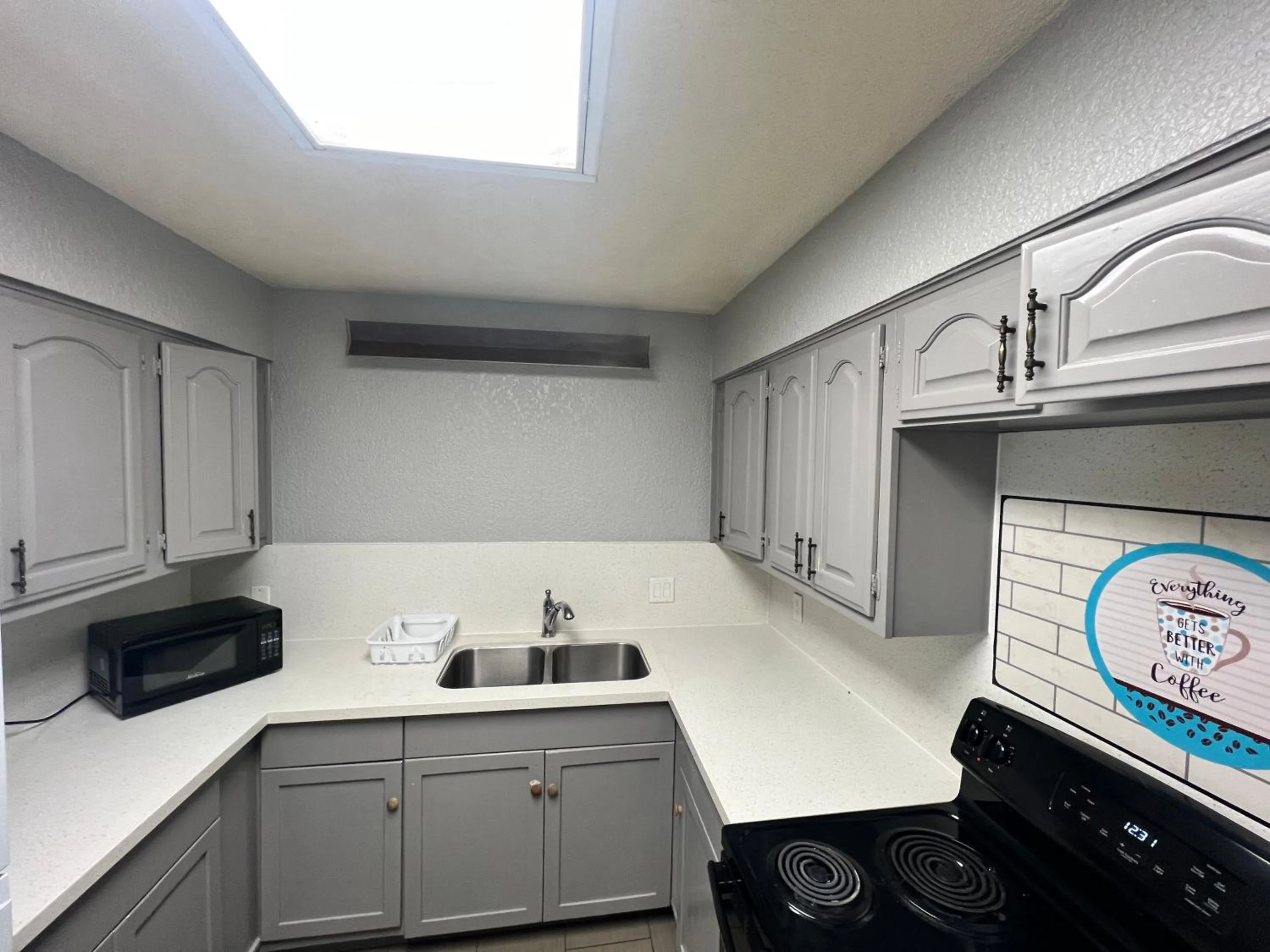 Kitchen or kitchenette in Days Inn by Wyndham Sulphur West