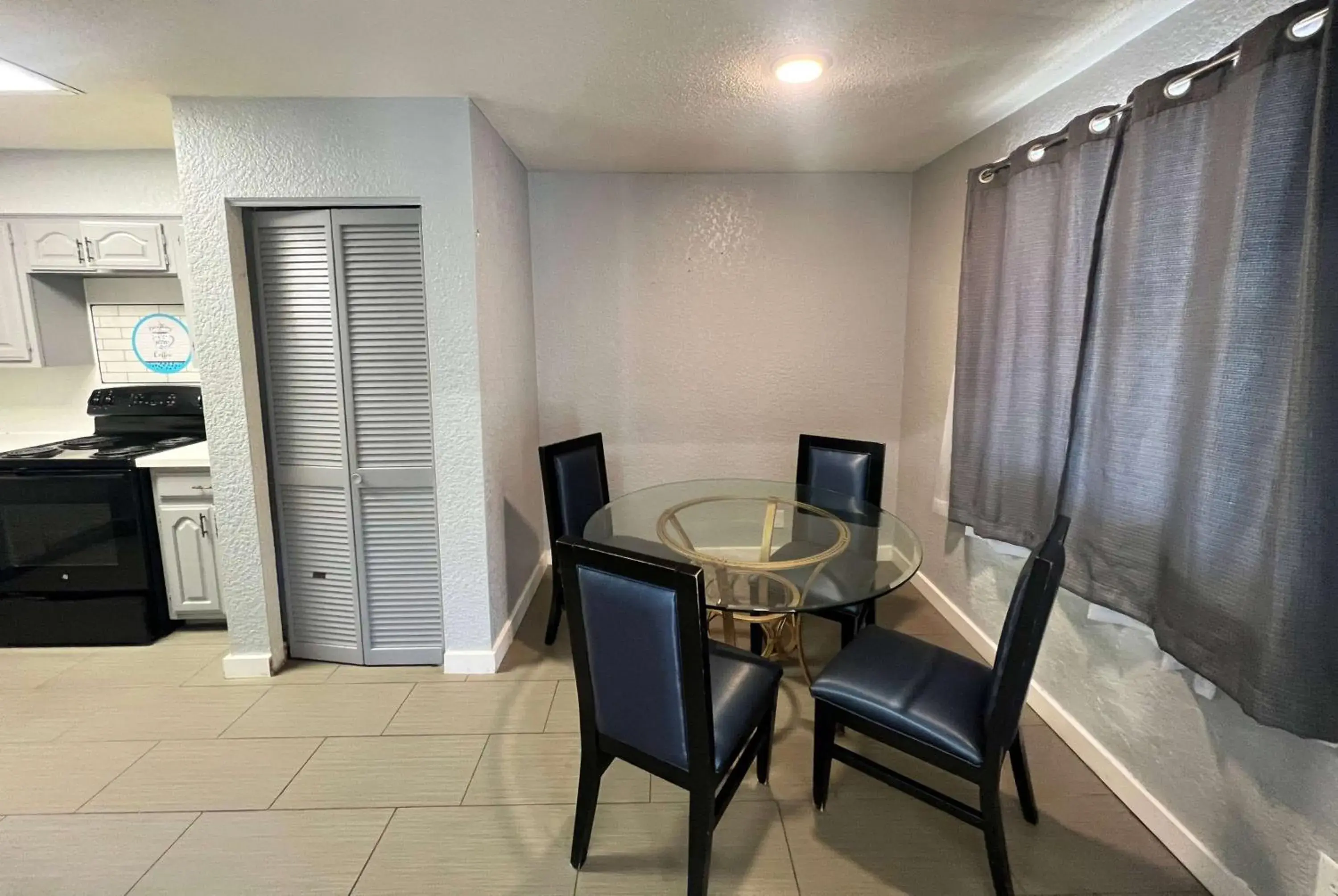 Photo of the whole room, Dining Area in Days Inn by Wyndham Sulphur West