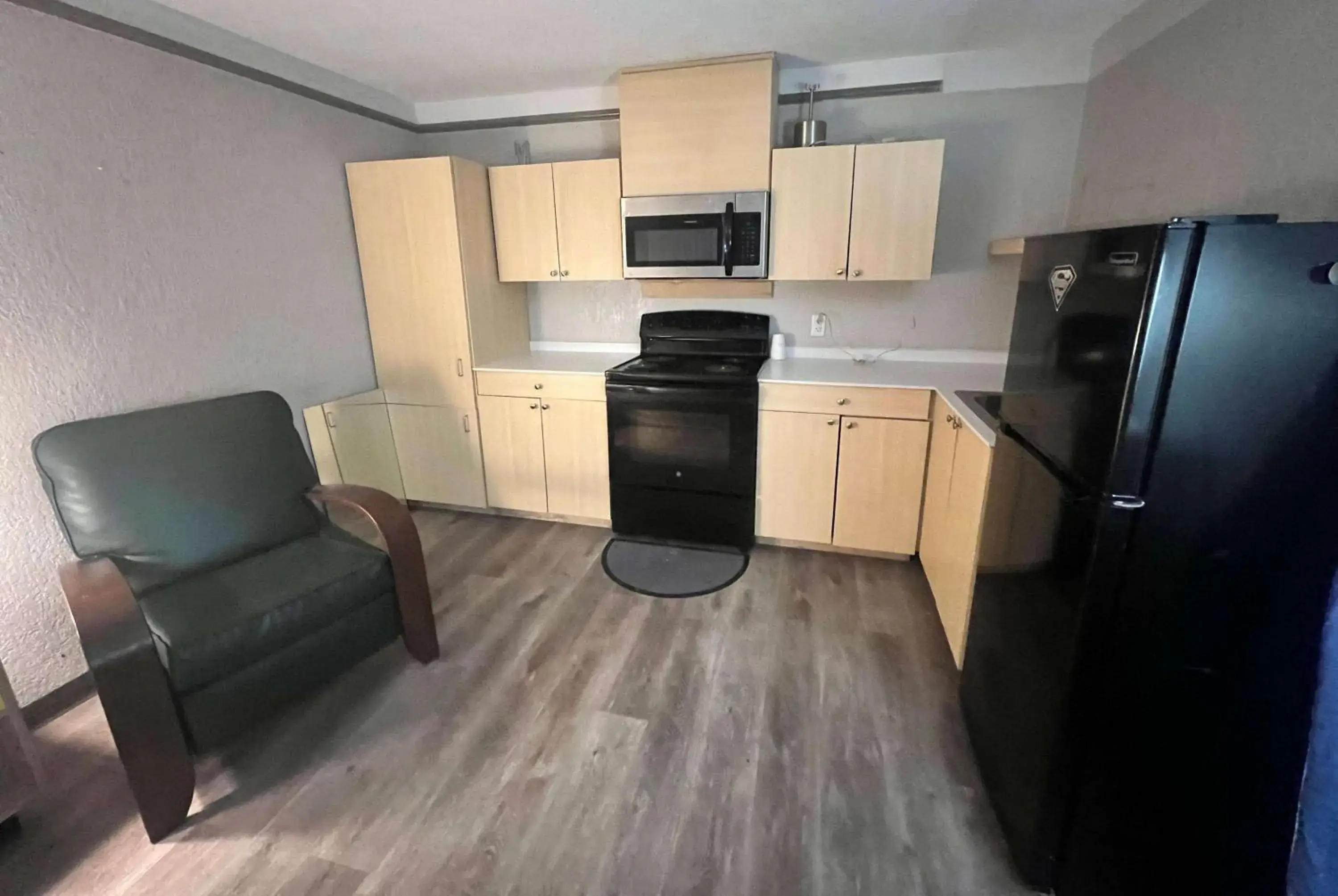 Photo of the whole room, Kitchen/Kitchenette in Days Inn by Wyndham Sulphur West