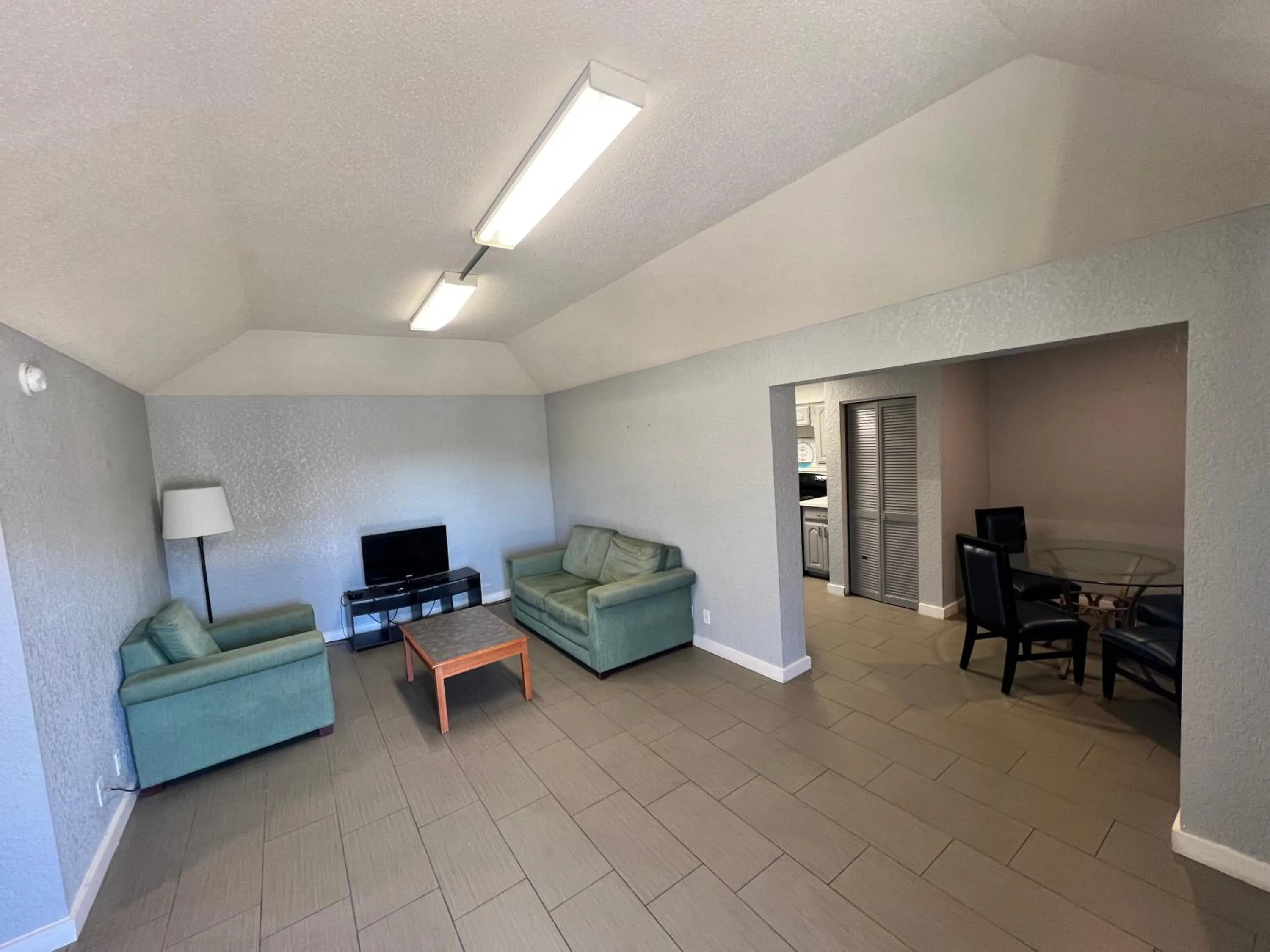 TV and multimedia in Days Inn by Wyndham Sulphur West