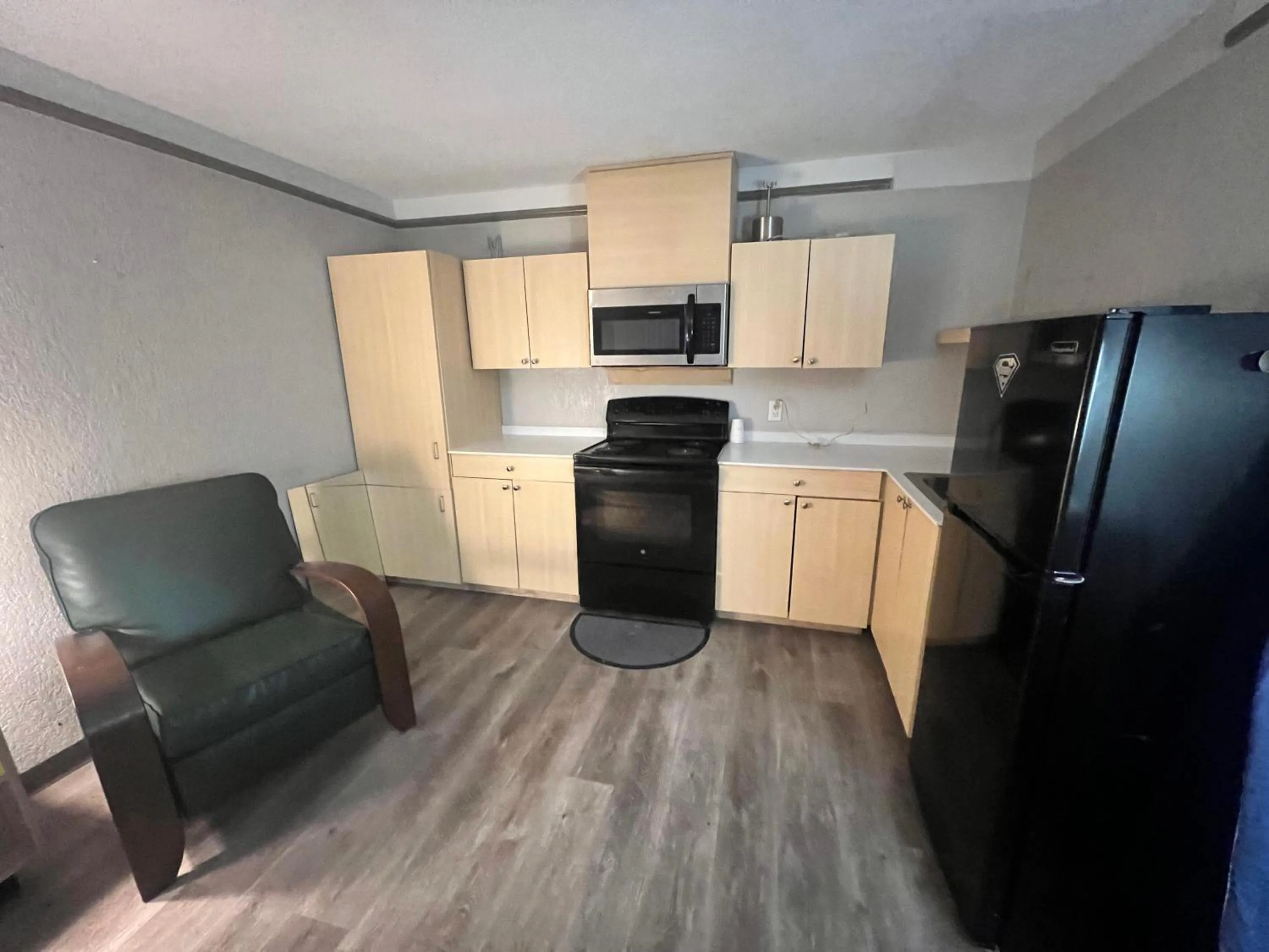 Kitchen or kitchenette in Days Inn by Wyndham Sulphur West