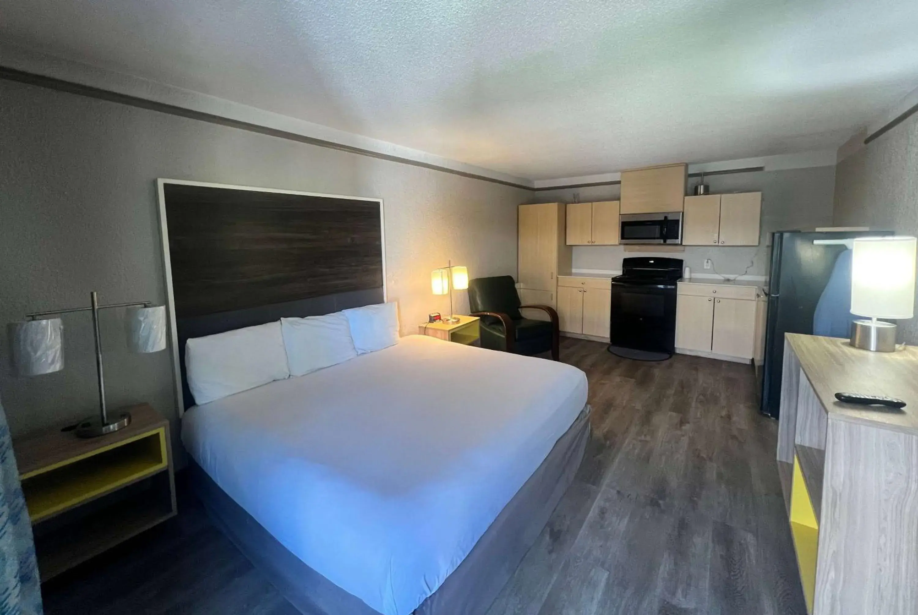 Photo of the whole room, Bed in Days Inn by Wyndham Sulphur West