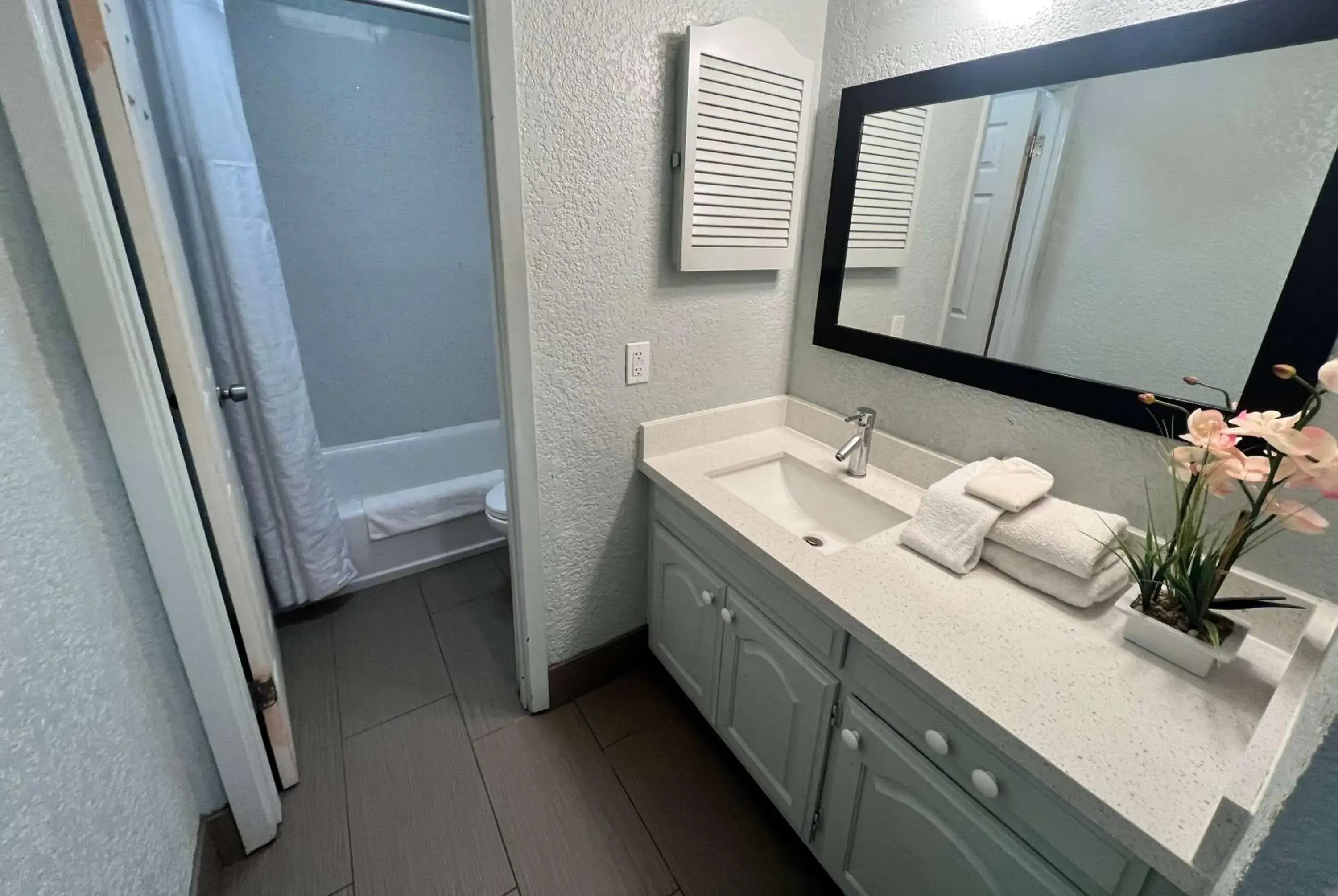 Photo of the whole room, Bathroom in Days Inn by Wyndham Sulphur West