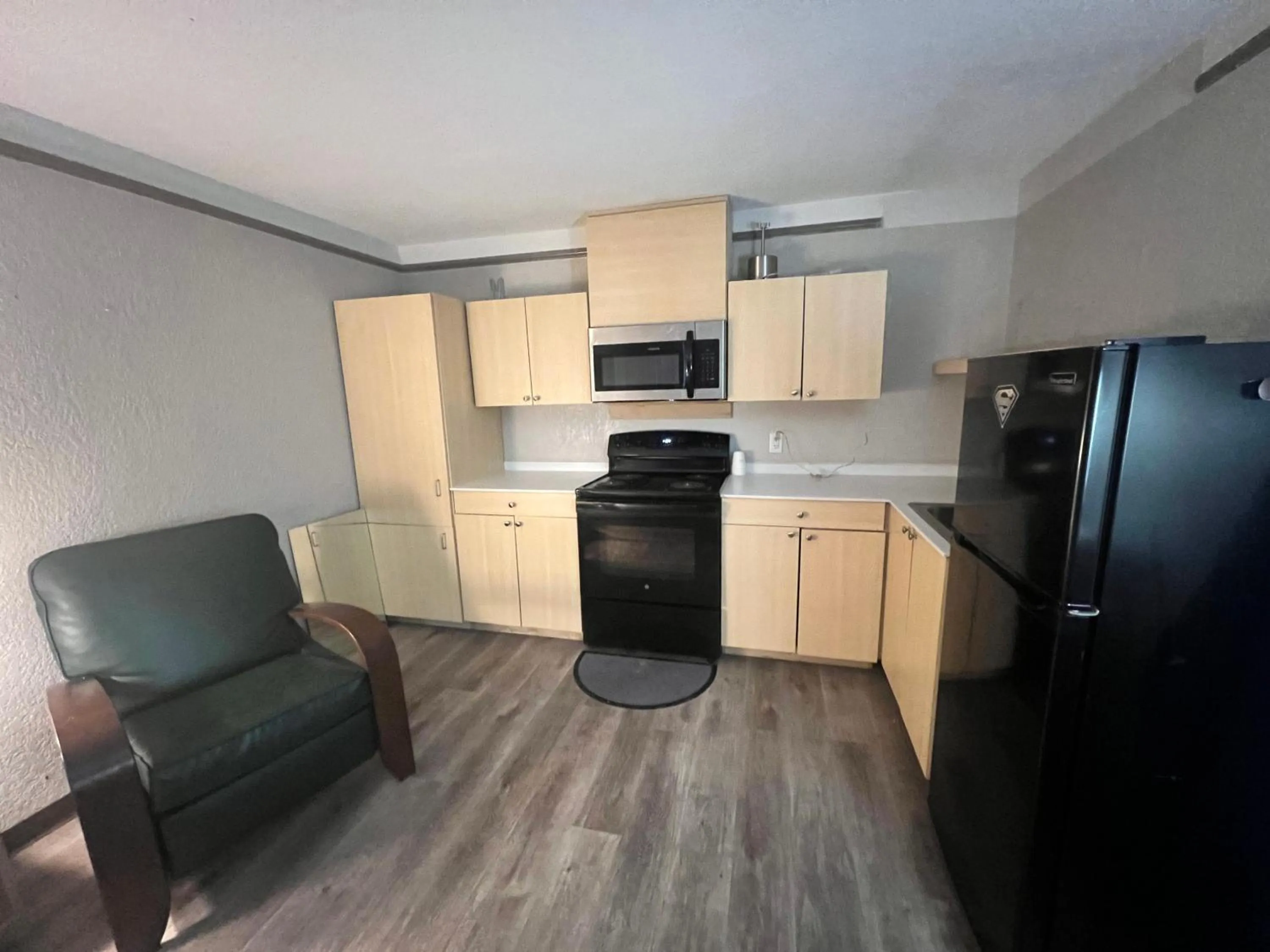 Kitchen or kitchenette in Days Inn by Wyndham Sulphur West