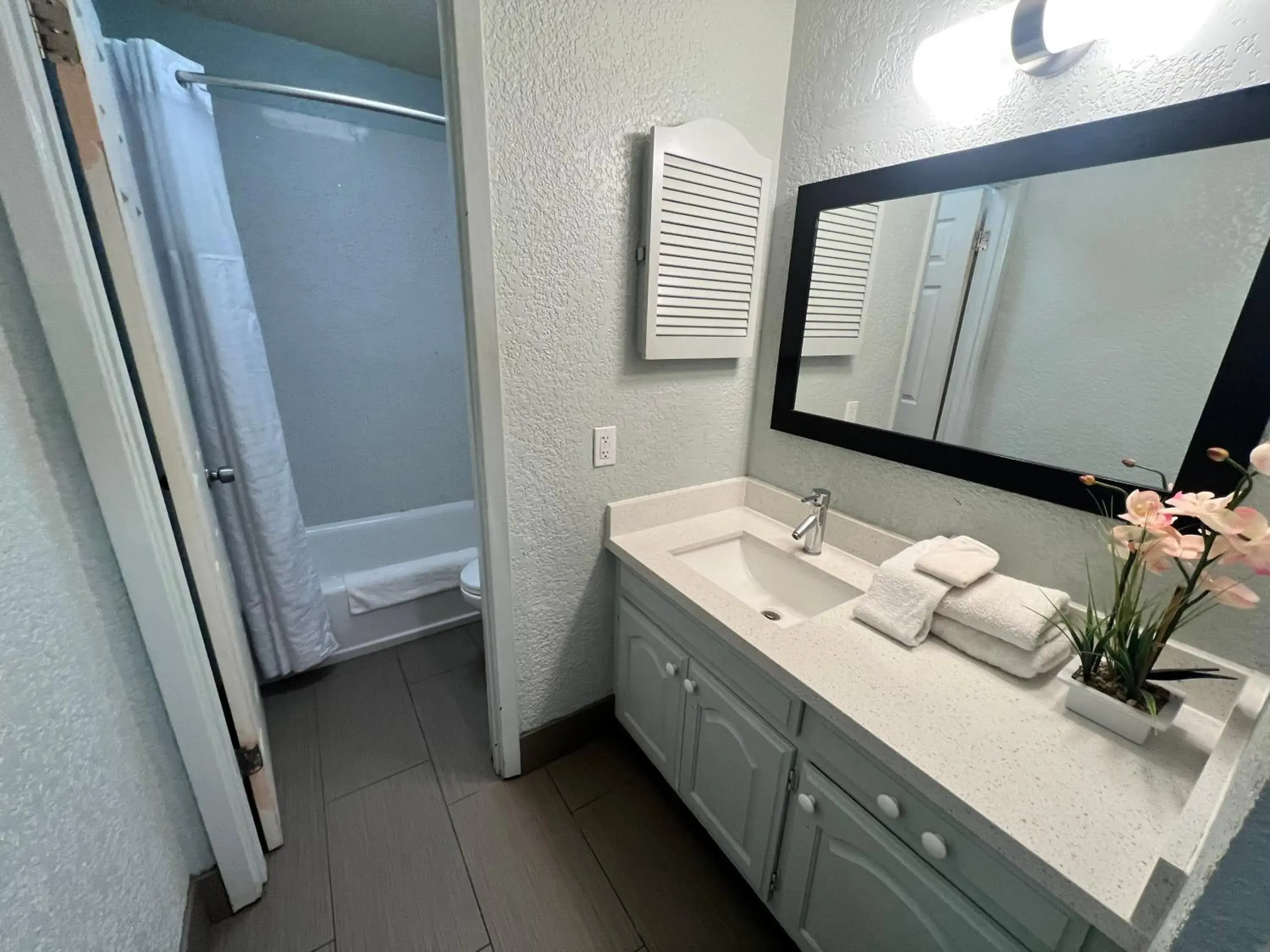 Shower, Bathroom in Days Inn by Wyndham Sulphur West