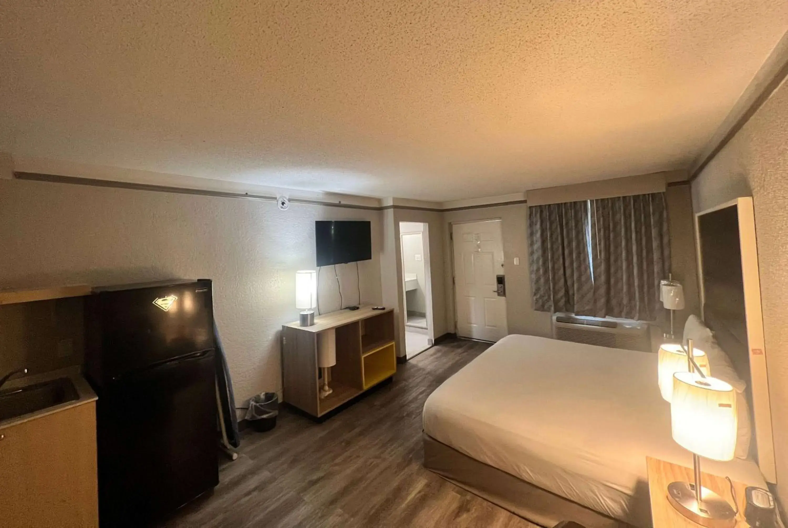 Photo of the whole room, Bed in Days Inn by Wyndham Sulphur West