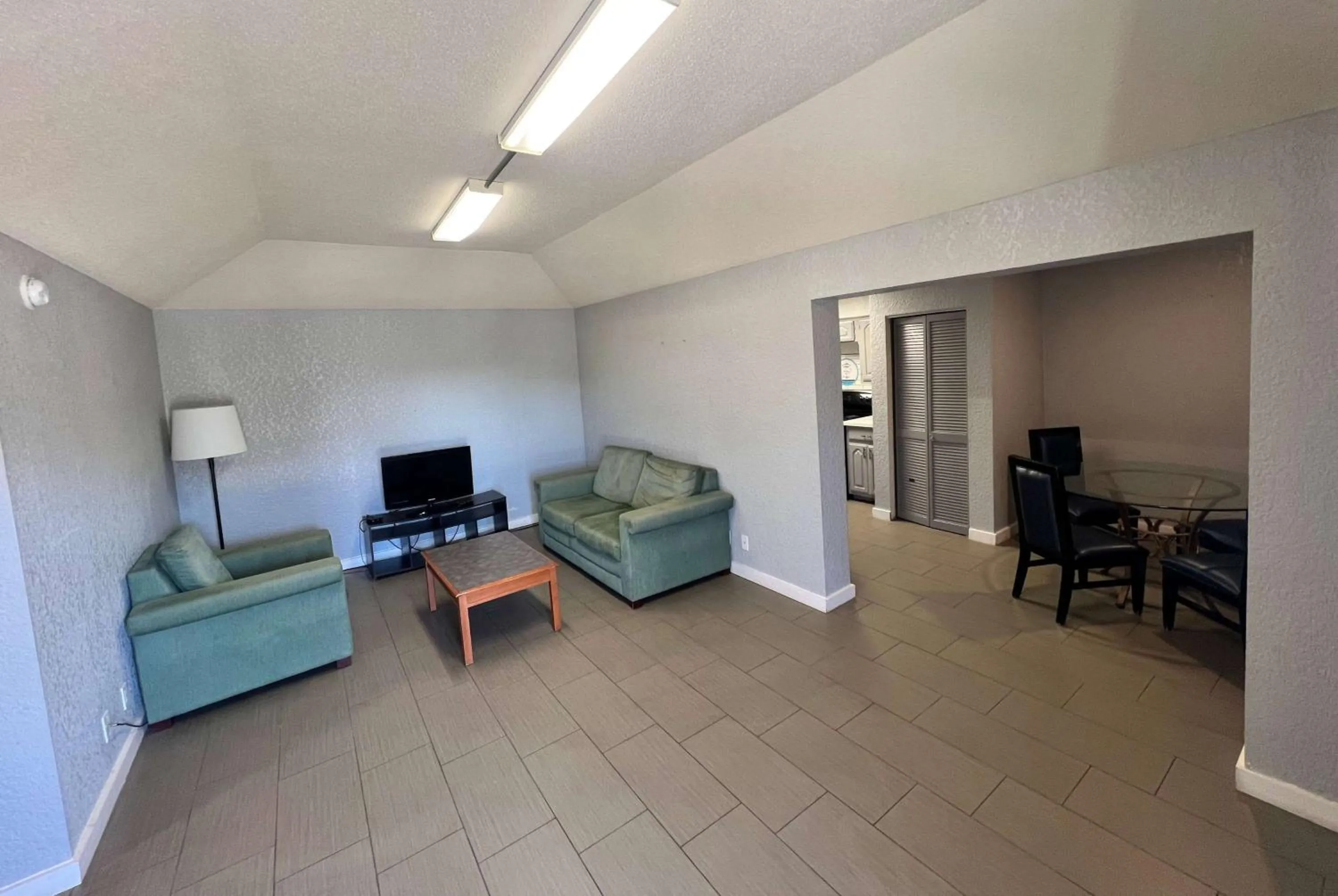 Photo of the whole room in Days Inn by Wyndham Sulphur West