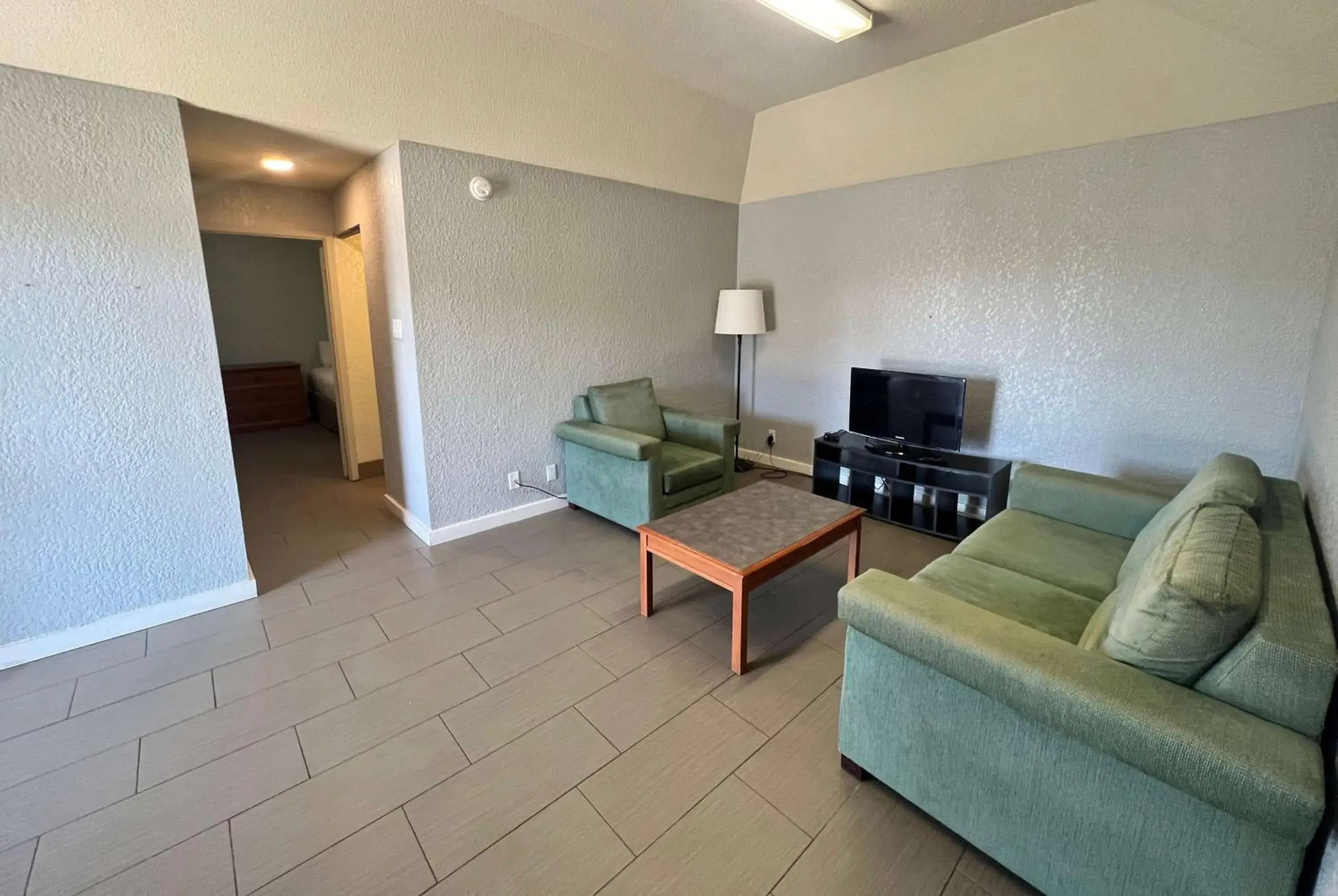 Photo of the whole room, Seating Area in Days Inn by Wyndham Sulphur West