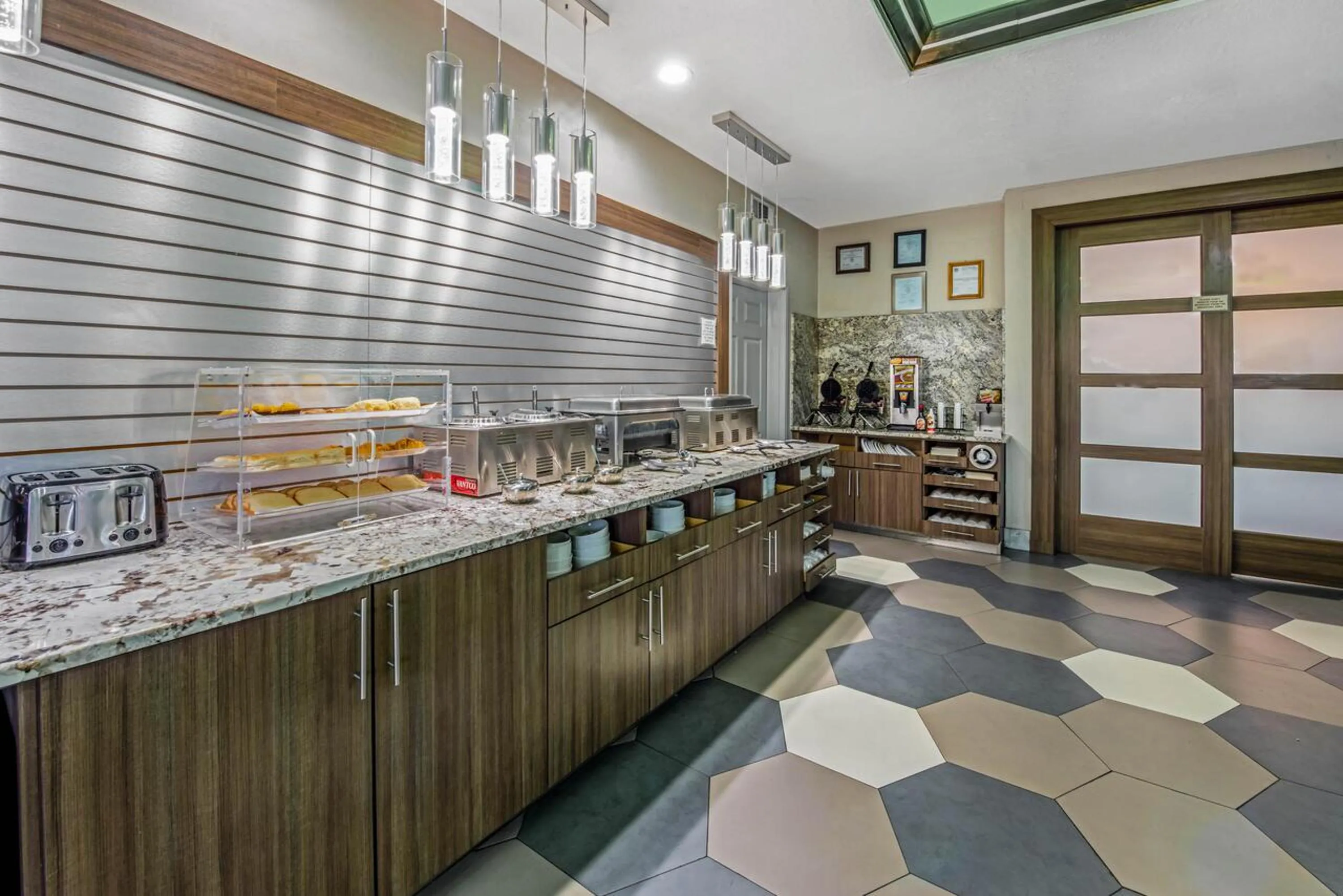 Breakfast in La Quinta Inn & Suite Kingwood Houston IAH Airport 53200