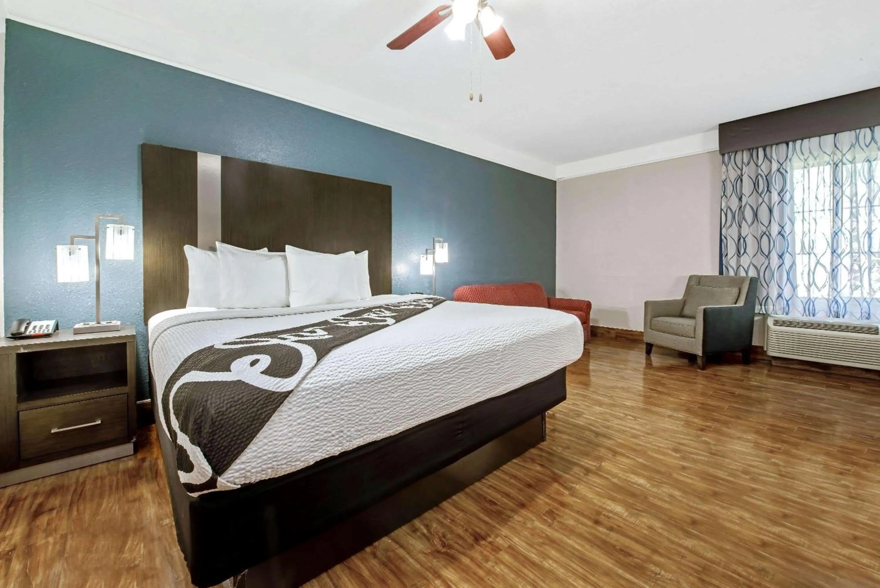 Photo of the whole room, Bed in La Quinta Inn & Suite Kingwood Houston IAH Airport 53200