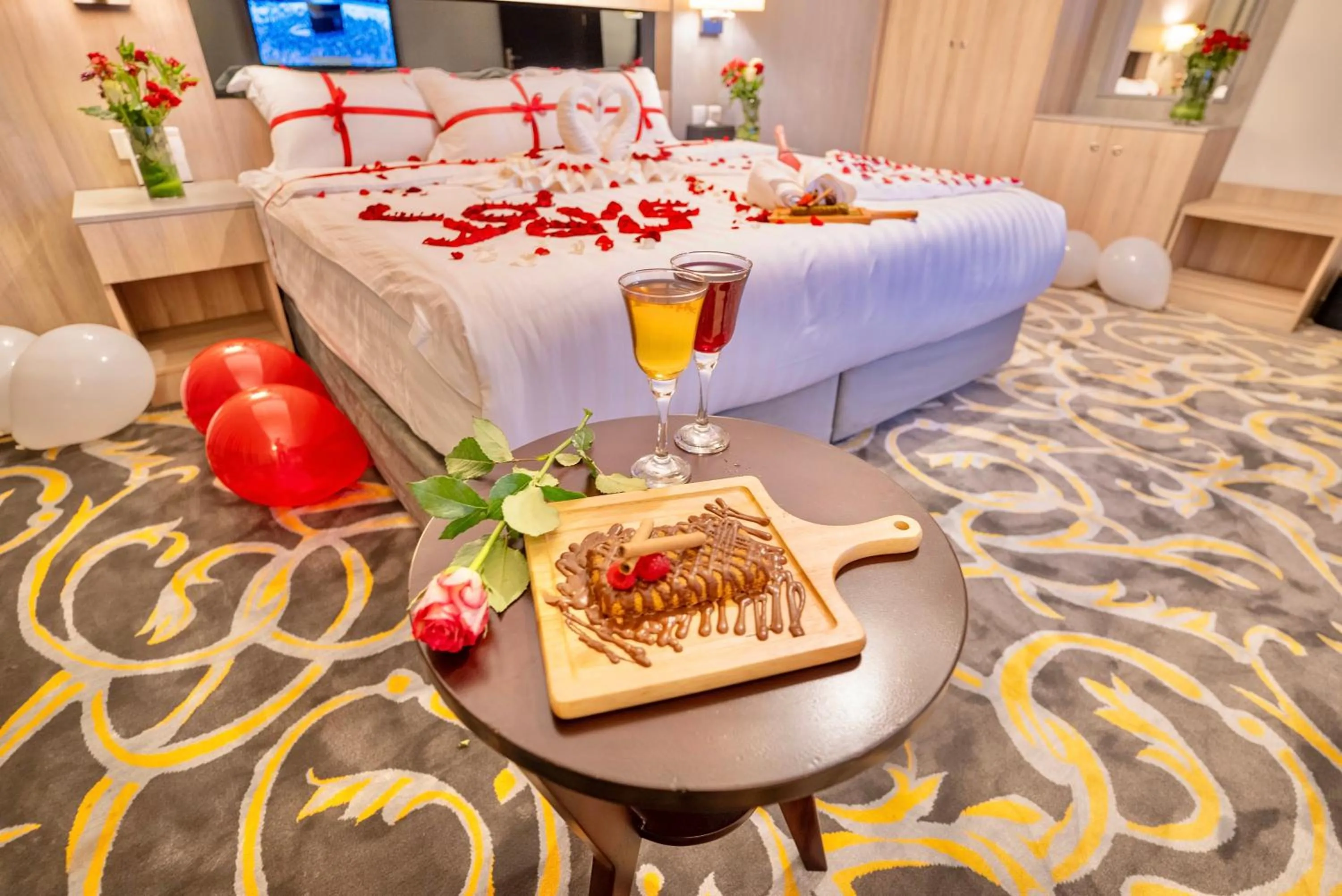 Food and drinks, Bed in Laten Suites Serviced Apartment Al Naseem