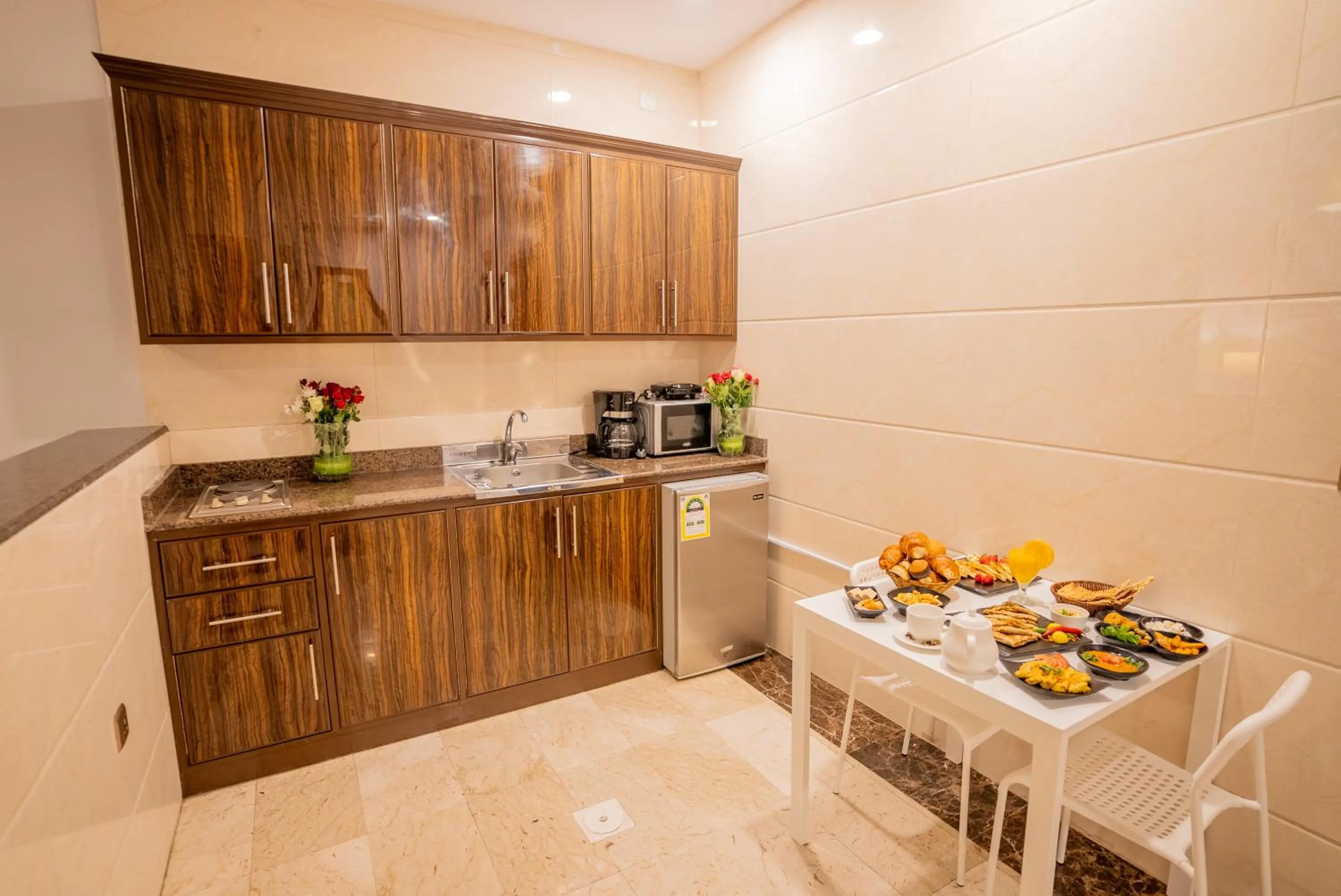 Kitchen or kitchenette in Laten Suites Serviced Apartment Al Naseem