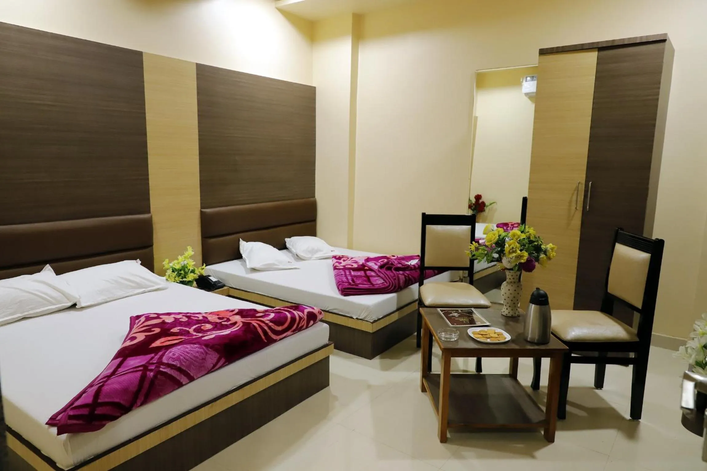 Photo of the whole room, Bed in Hotel Royal Suites