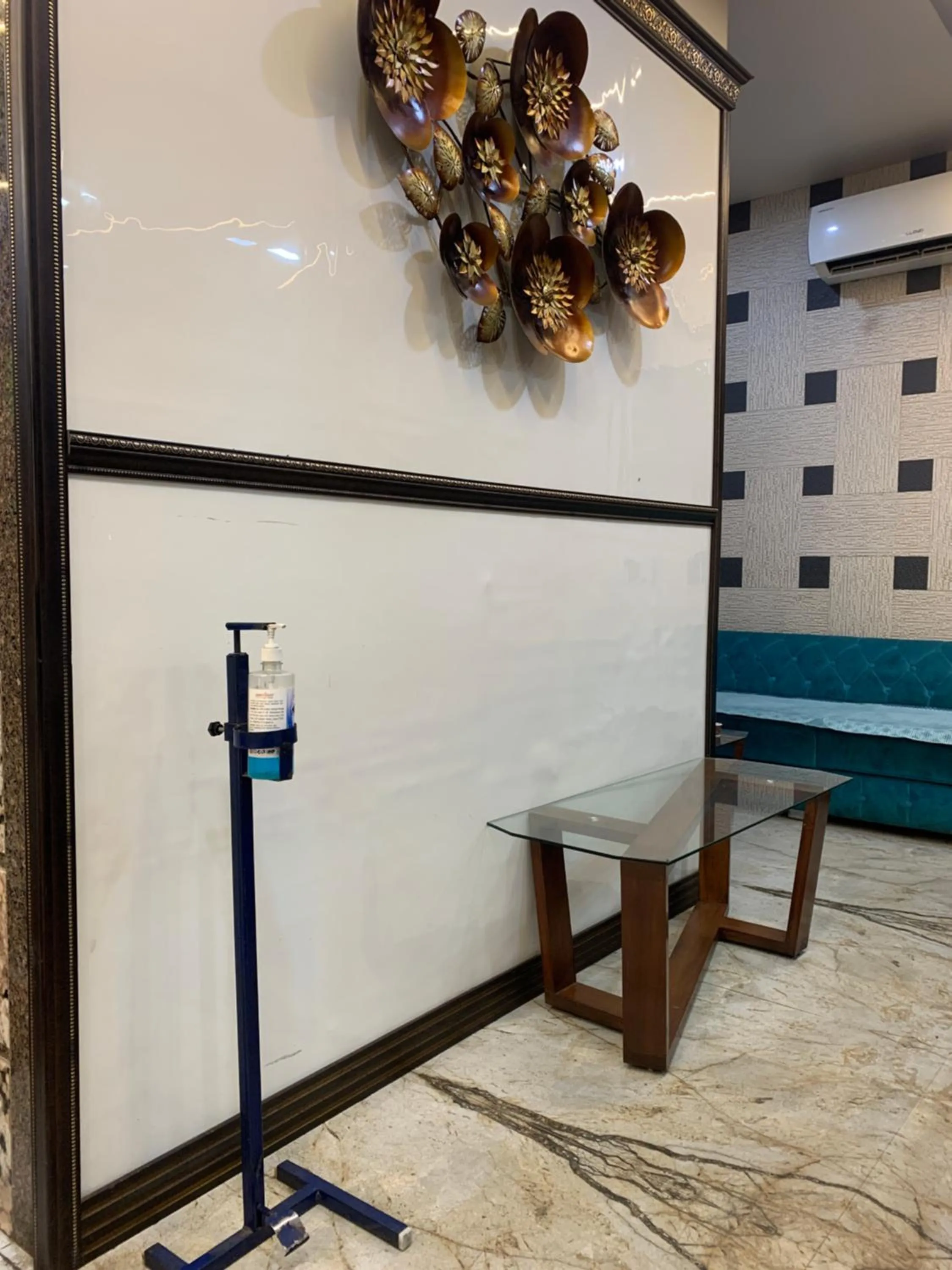 Lobby or reception in Hotel Royal Suites