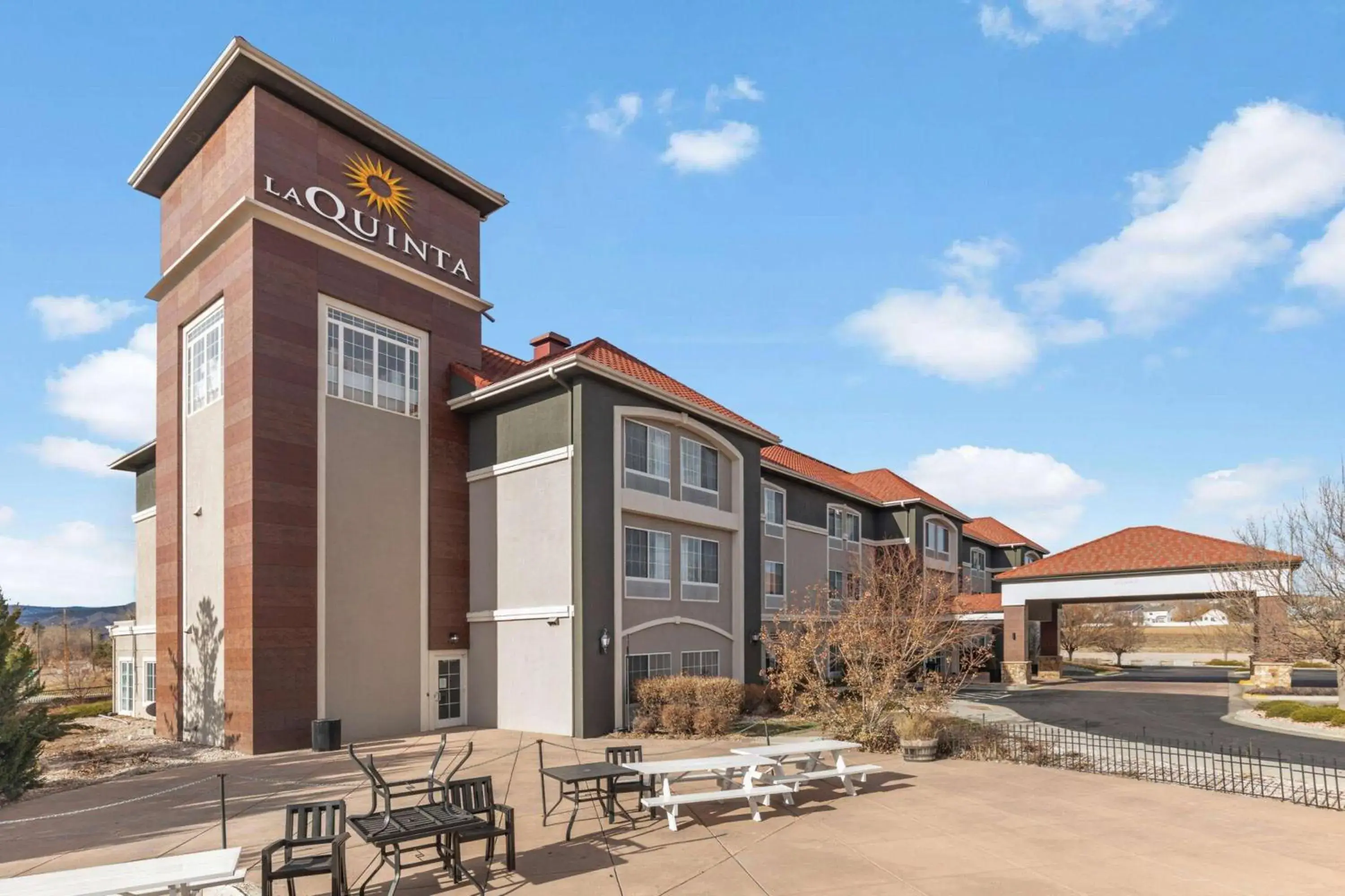 Property building in La Quinta Inn & Suites by Wyndham Loveland Estes Park Property building in La Quinta Inn & Suites by Wyndham Loveland Estes Park