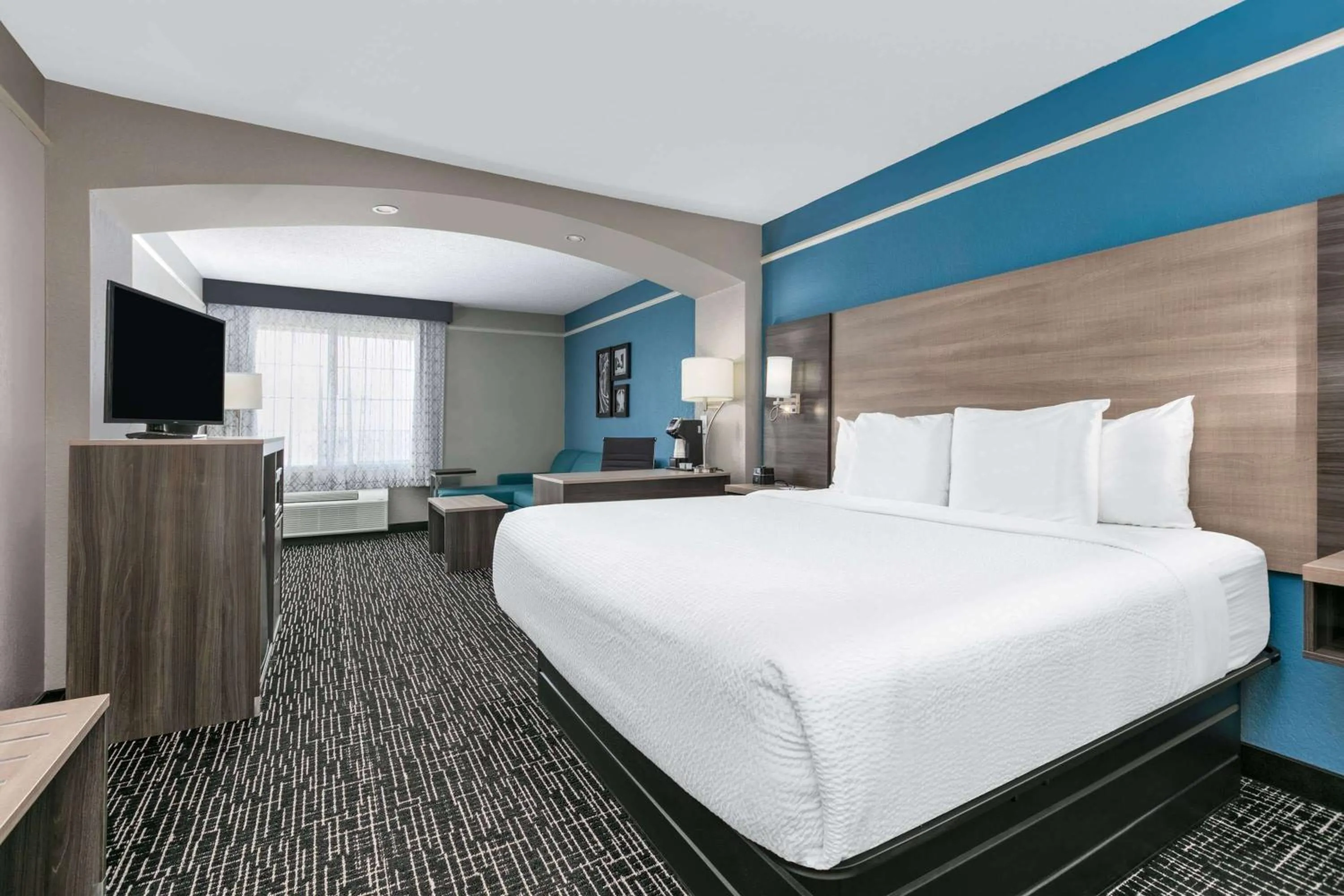 Photo of the whole room, Bed in La Quinta by Wyndham Weatherford