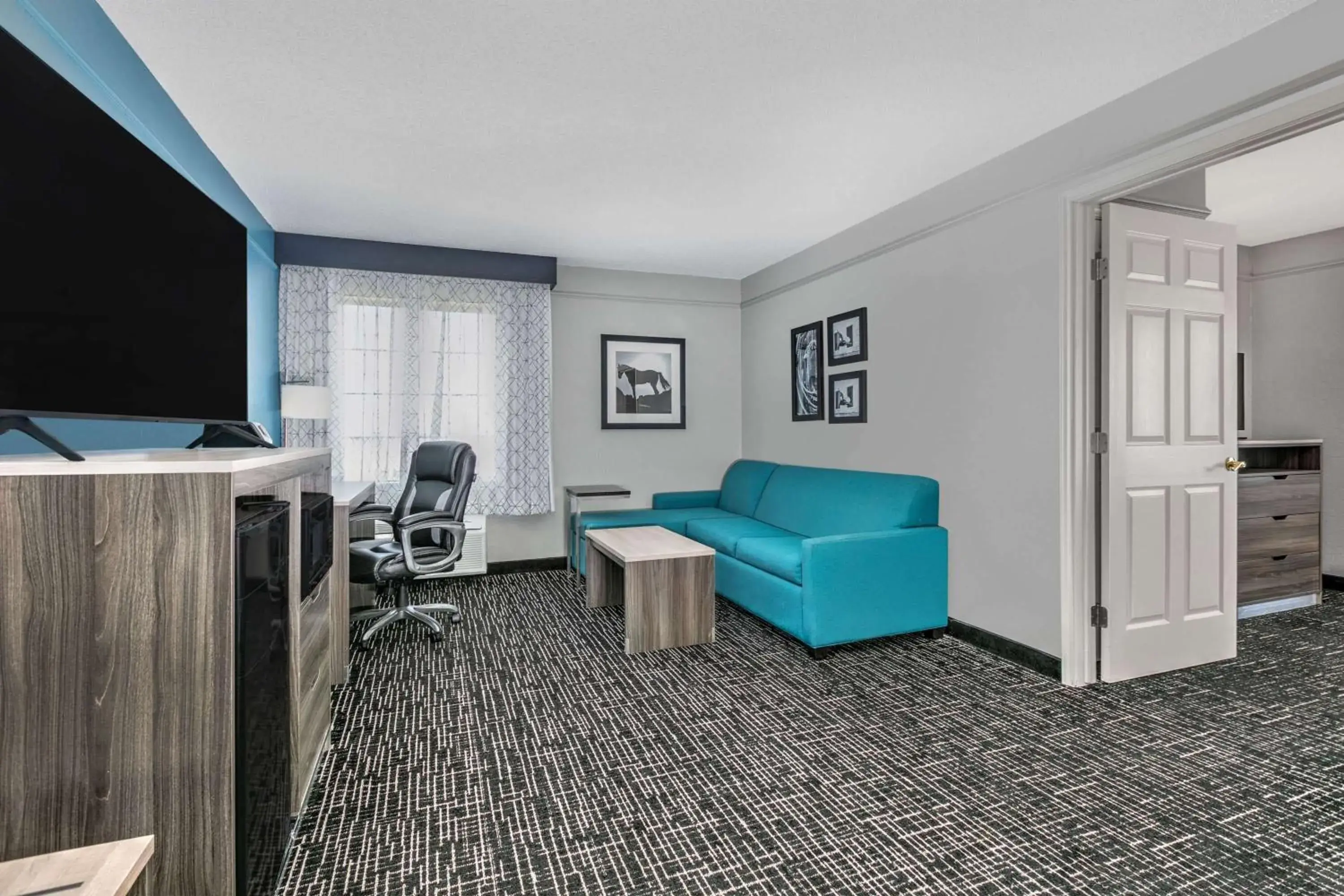 Deluxe King Suite with Mobility/Hearing Impaired Access - Non-Smoking in La Quinta by Wyndham Weatherford Deluxe King Suite with Mobility/Hearing Impaired Access - Non-Smoking in La Quinta by Wyndham Weatherford