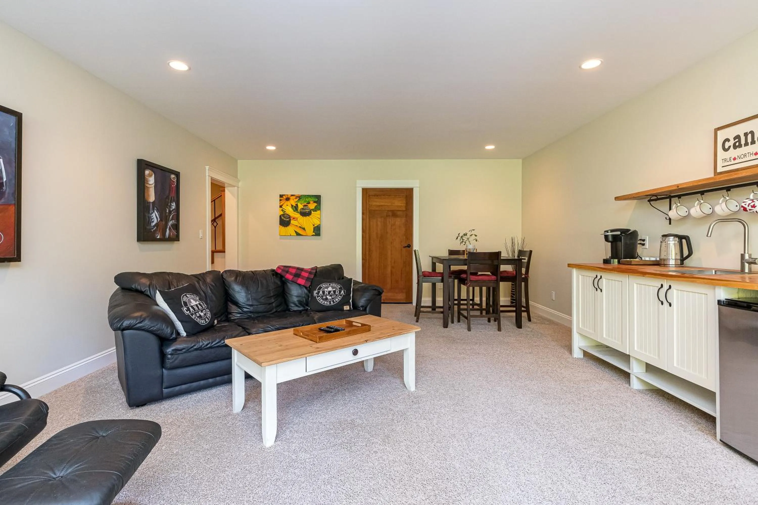 Coffee/tea facilities in Shawnigan Suite B & B