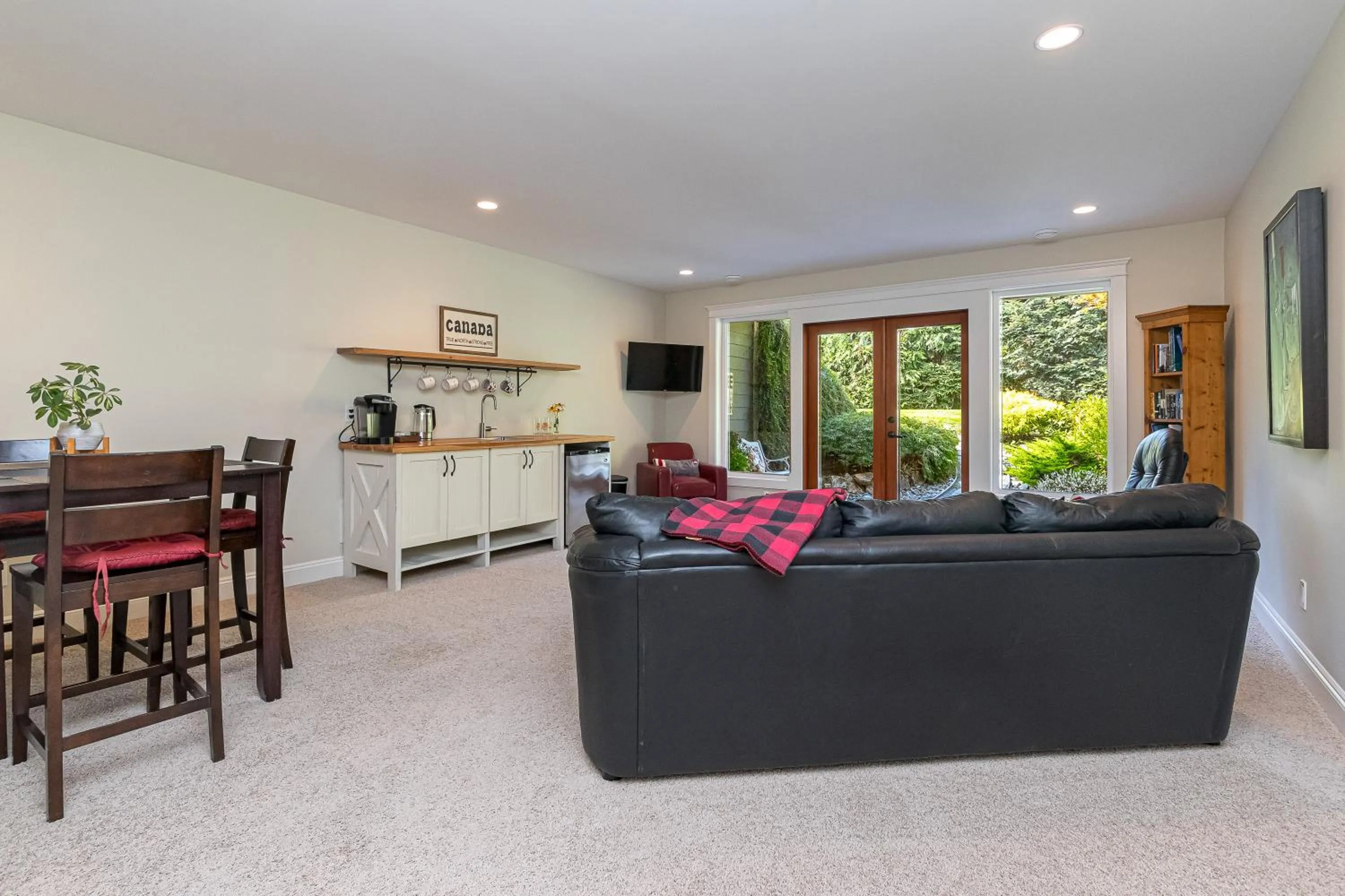 TV and multimedia in Shawnigan Suite B & B