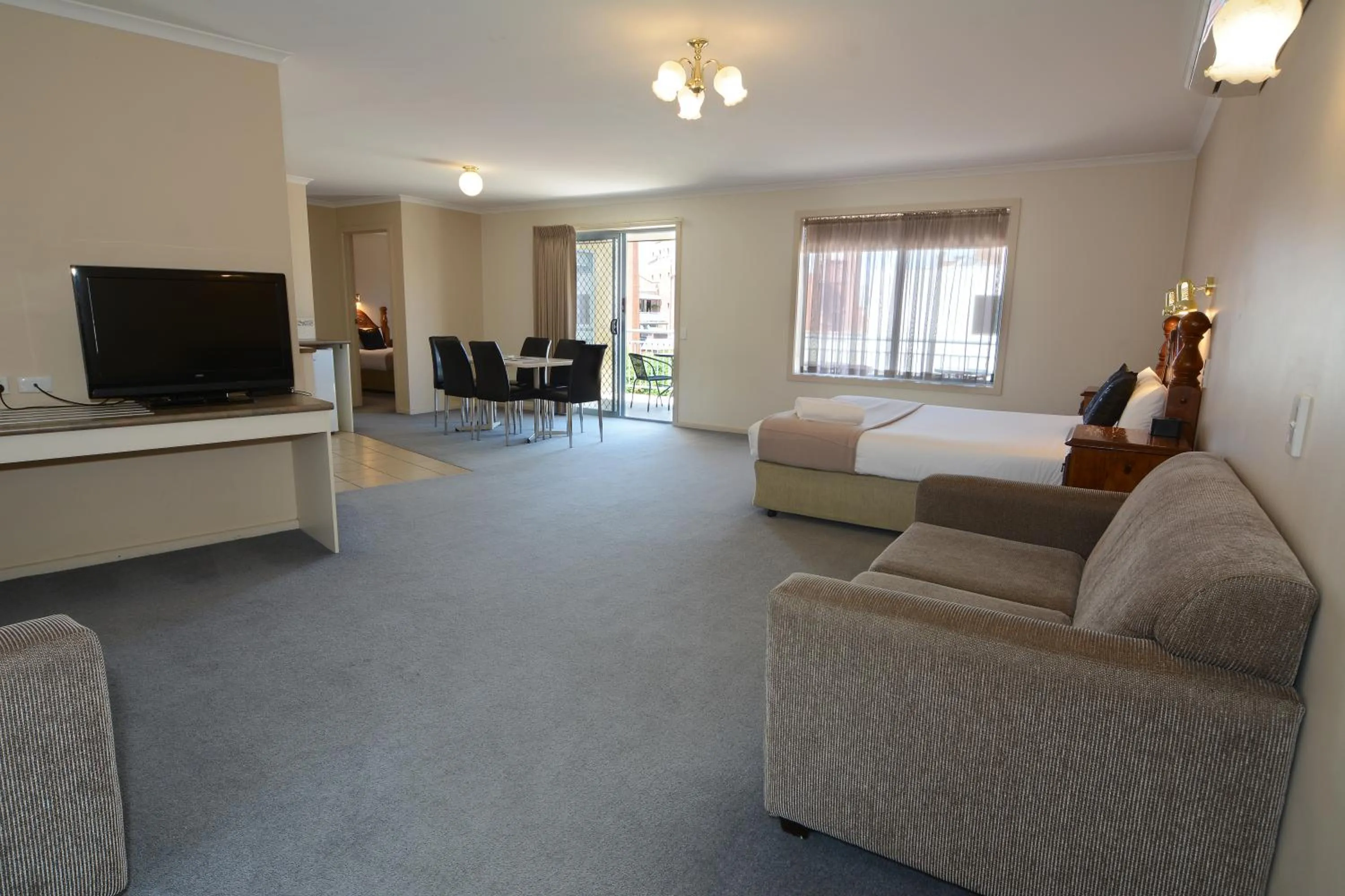 Seating area, Bed in City Centre Motel