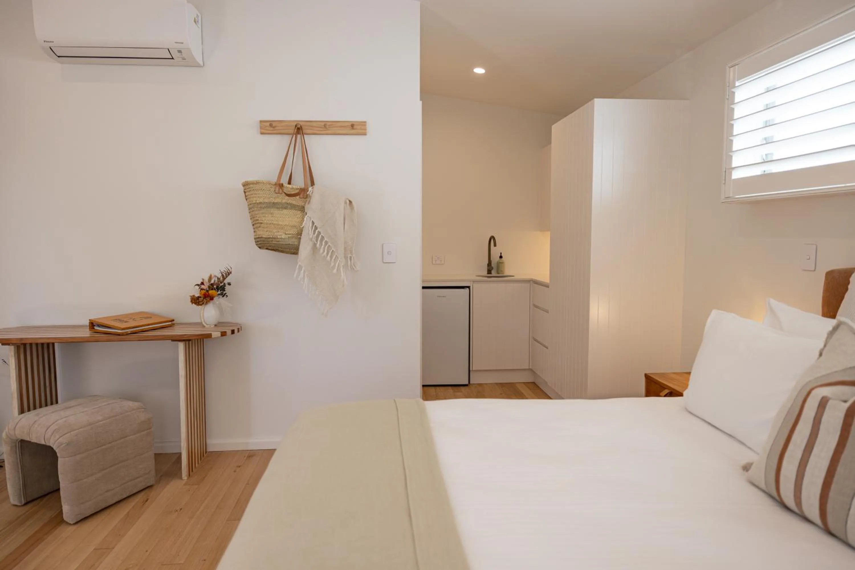 Kitchen or kitchenette, Bed in Aloha Byron Bay
