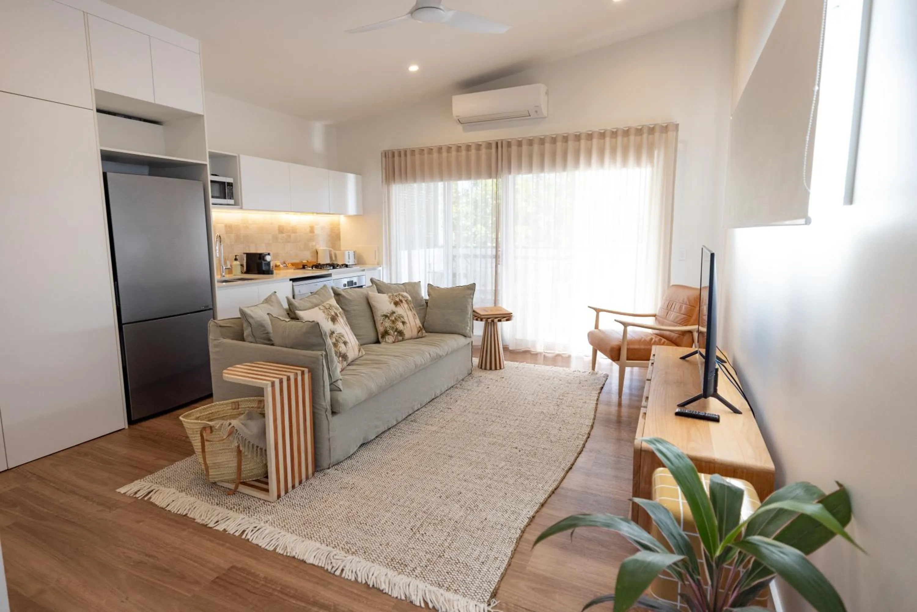 Kitchen or kitchenette, Bed in Aloha Byron Bay