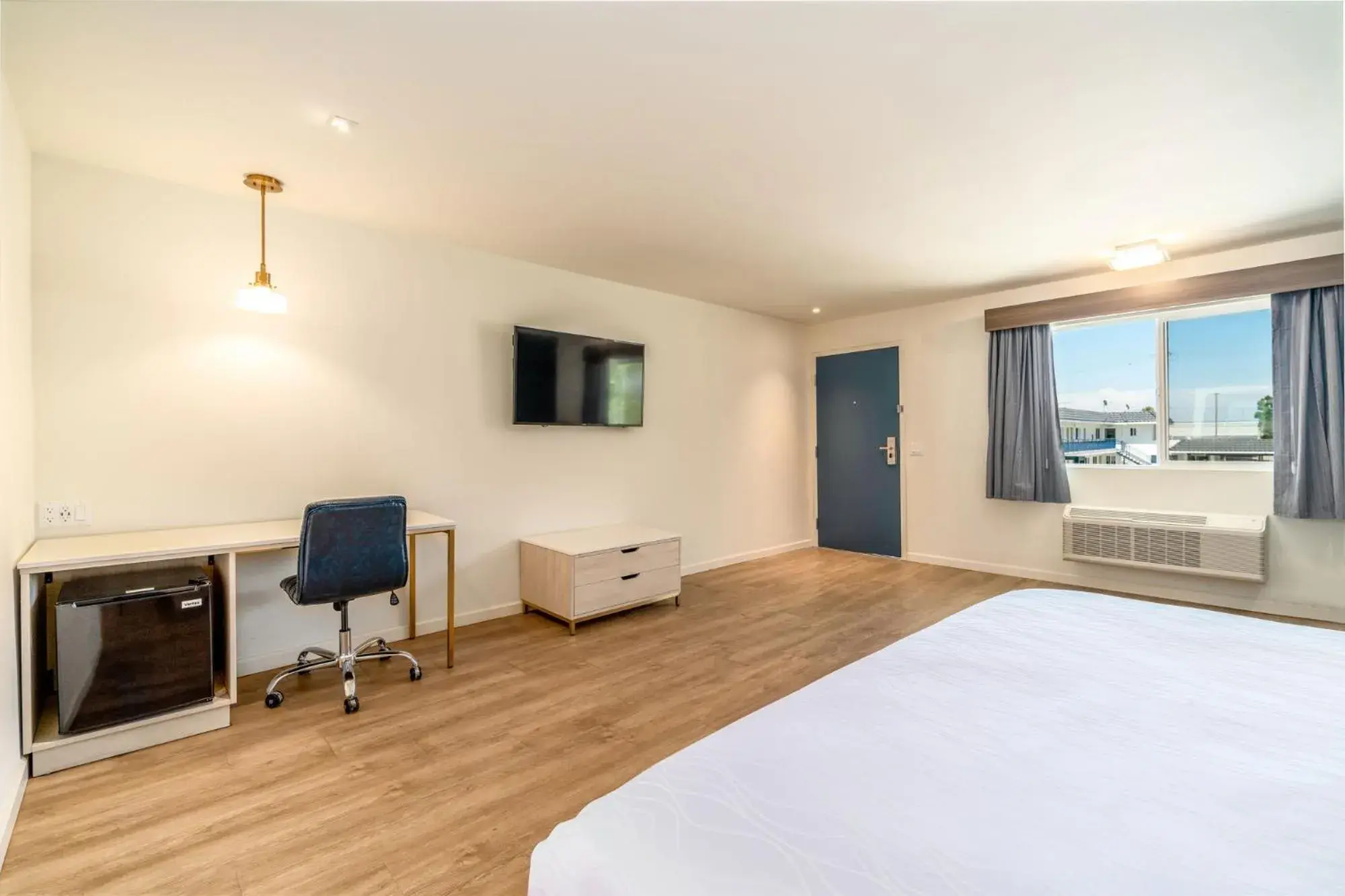 TV and multimedia, Bed in Trend Hotel at LAX Airport TV and multimedia, Bed in Trend Hotel at LAX Airport