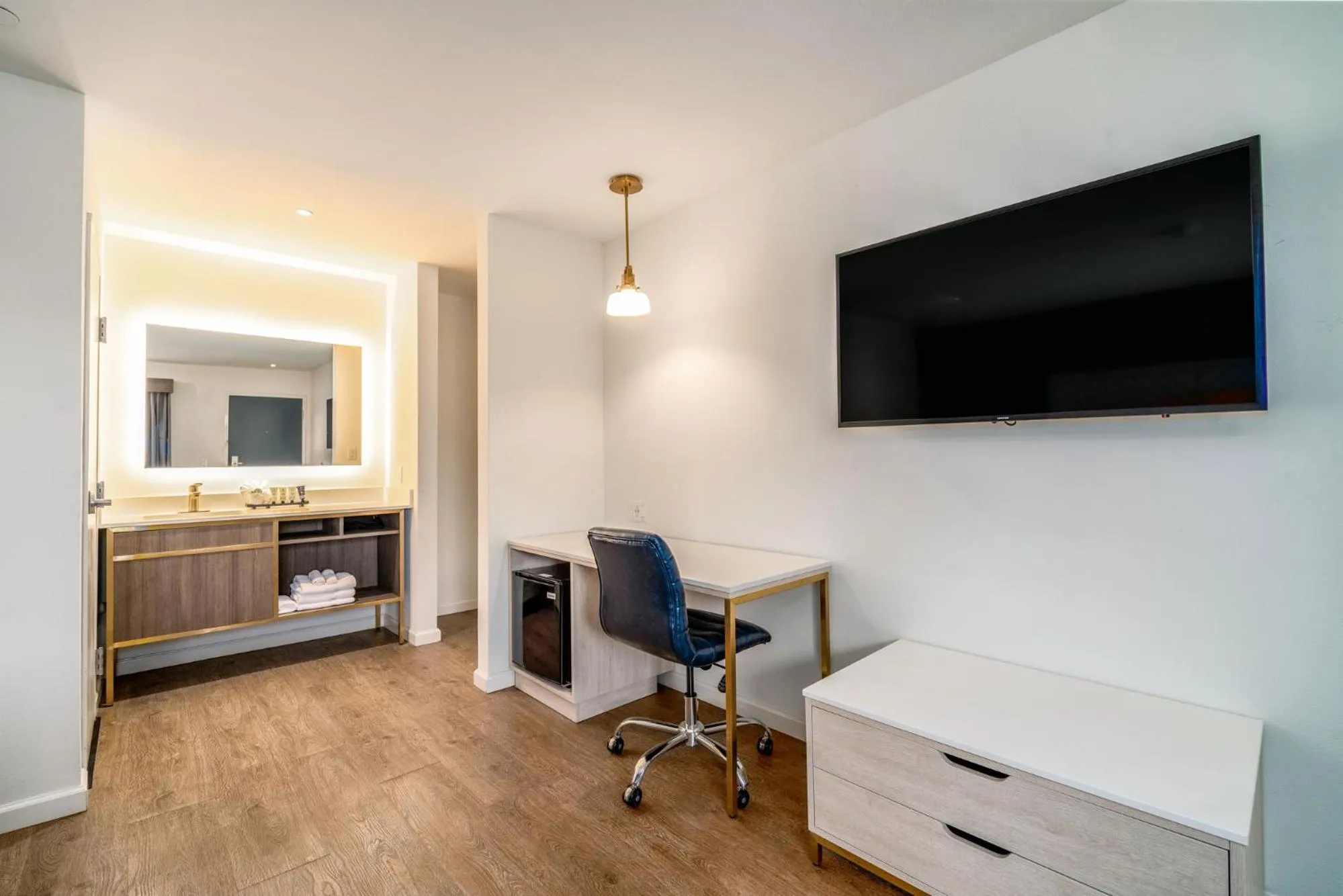 TV and multimedia, Bed in Trend Hotel at LAX Airport