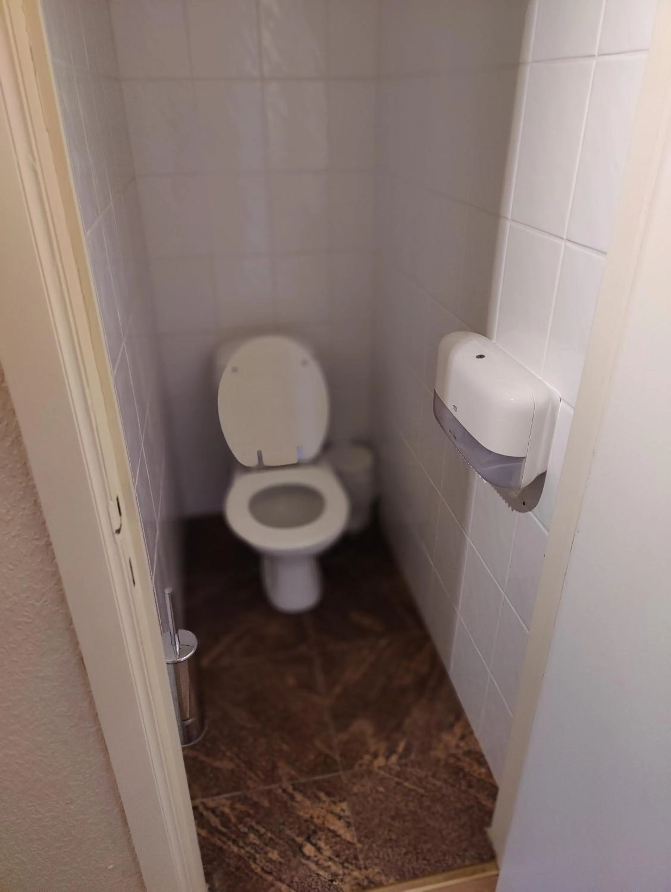 Toilet in Hôtel La Côte d'Or