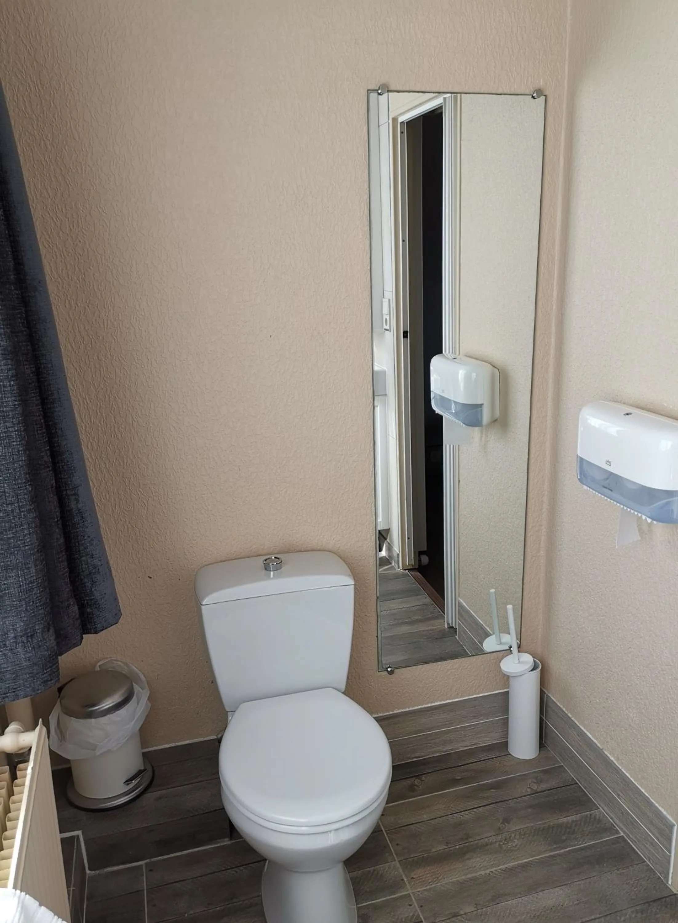 Toilet in Hôtel La Côte d'Or