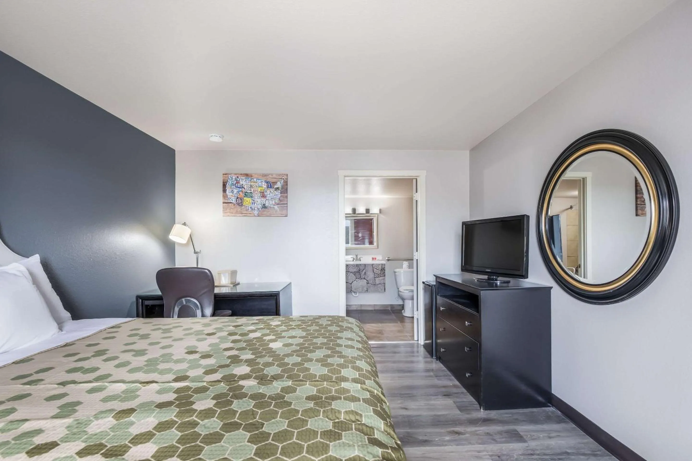 Bedroom, Bed in Econo Lodge Neenah