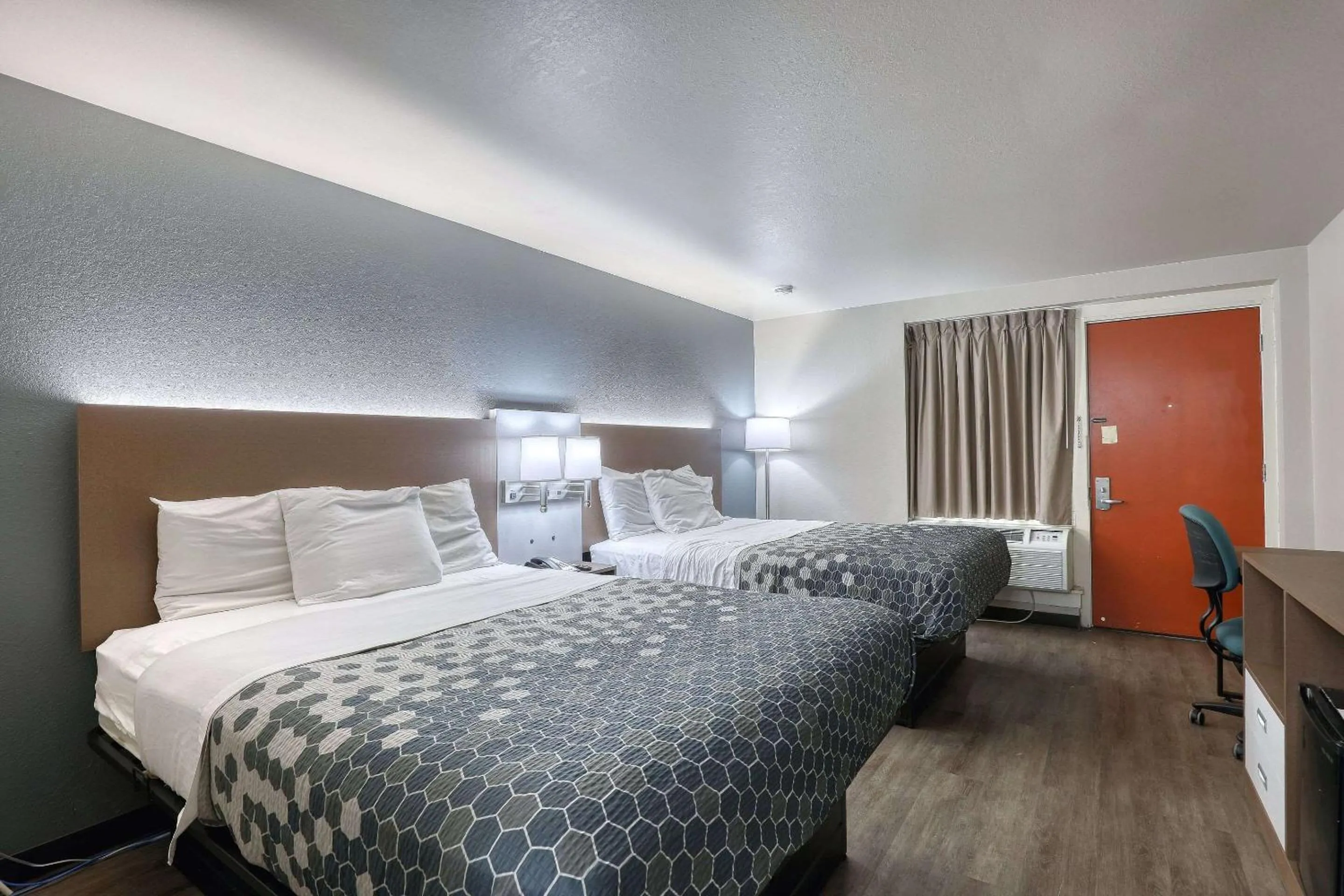 Bedroom, Bed in Econo Lodge Neenah