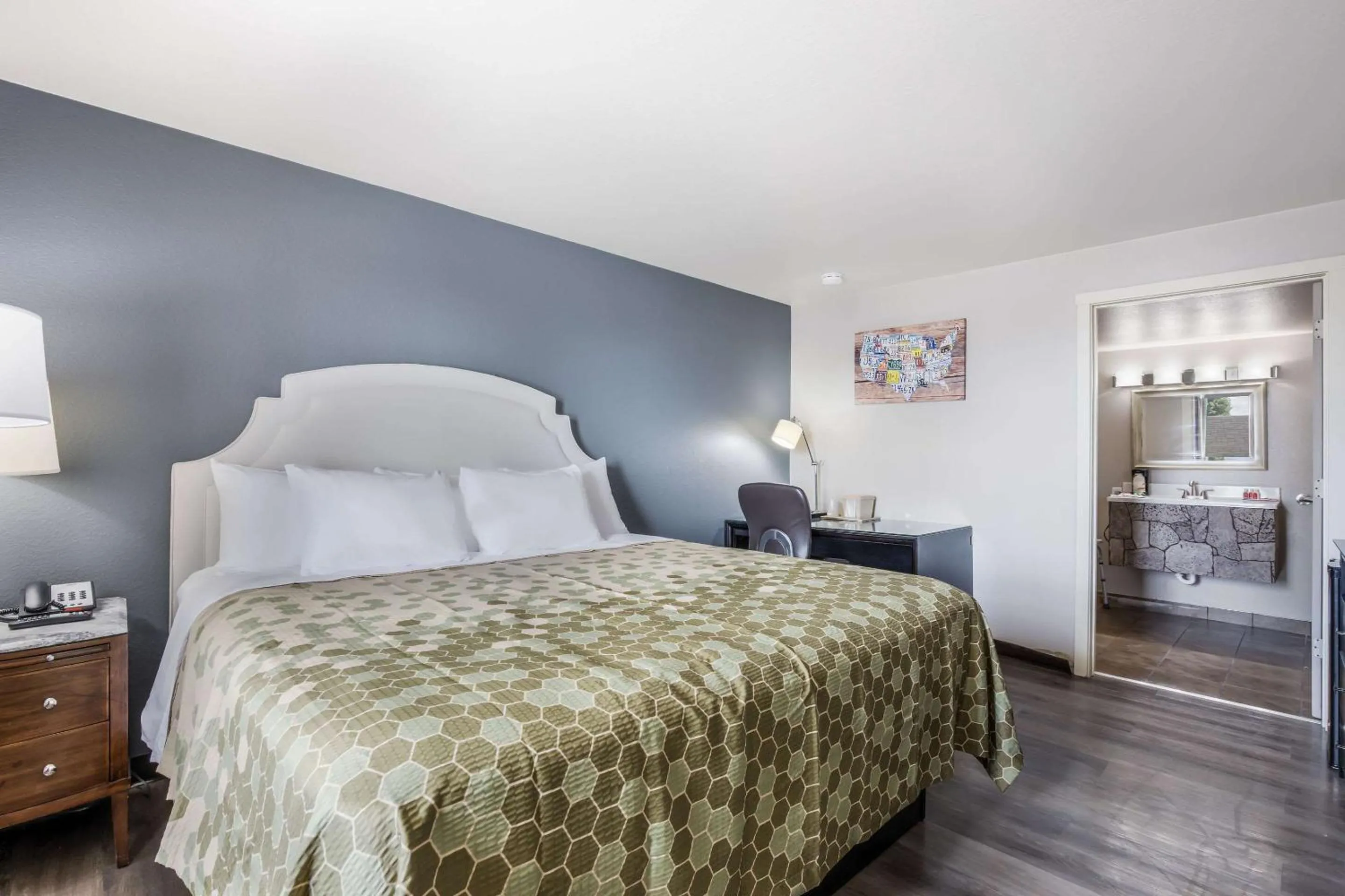 Bedroom, Bed in Econo Lodge Neenah