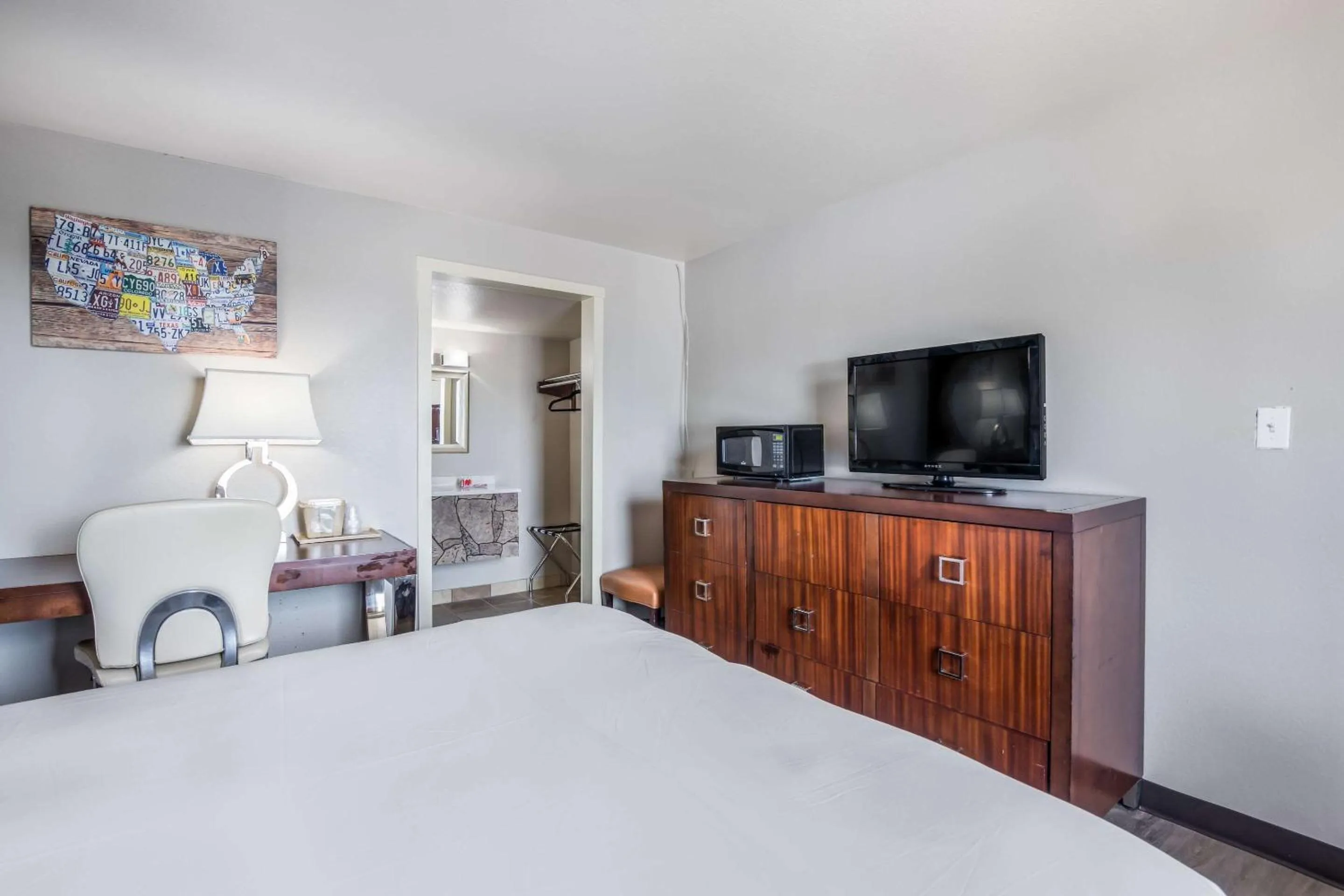 Bedroom, Bed in Econo Lodge Neenah