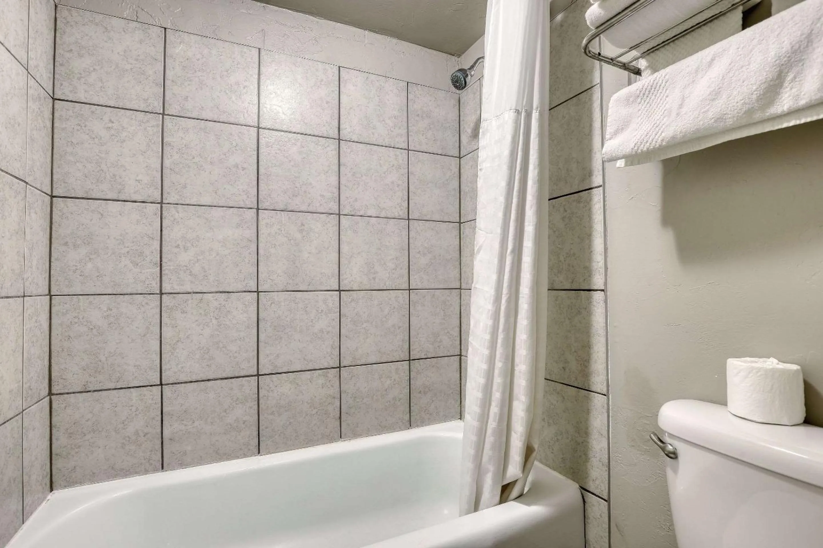 Bedroom in Econo Lodge Neenah