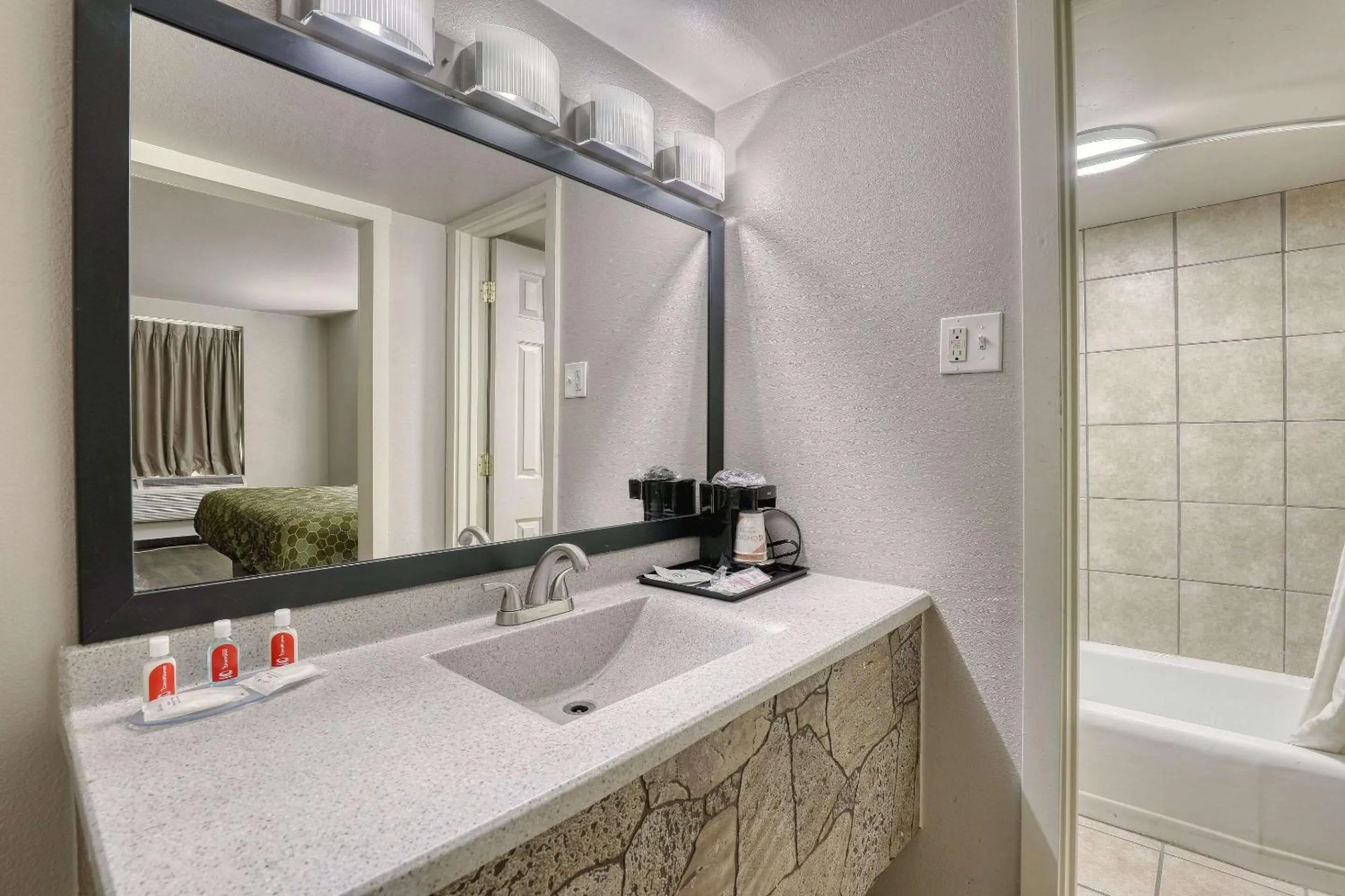 Bedroom in Econo Lodge Neenah