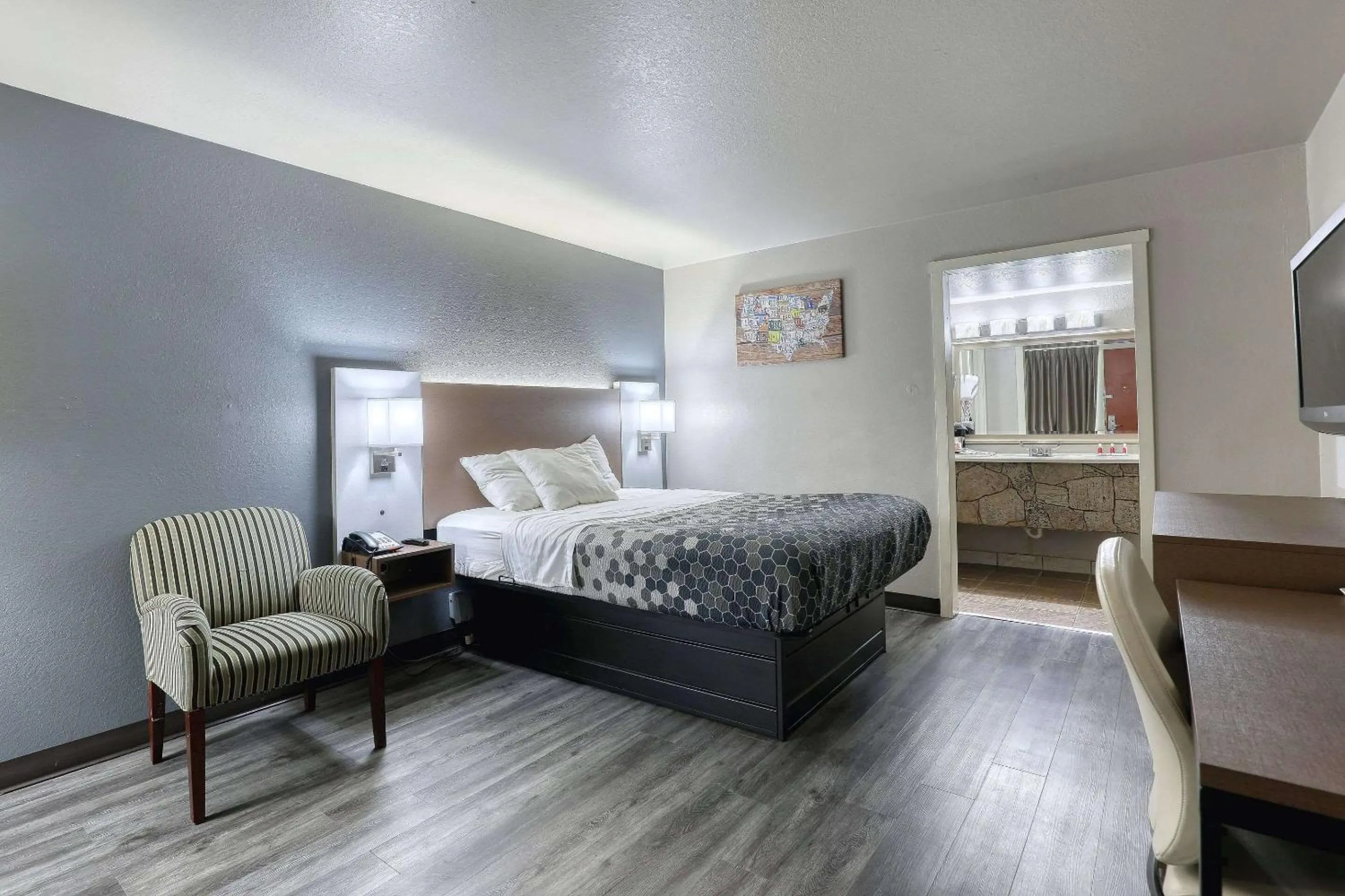 Bedroom, Bed in Econo Lodge Neenah