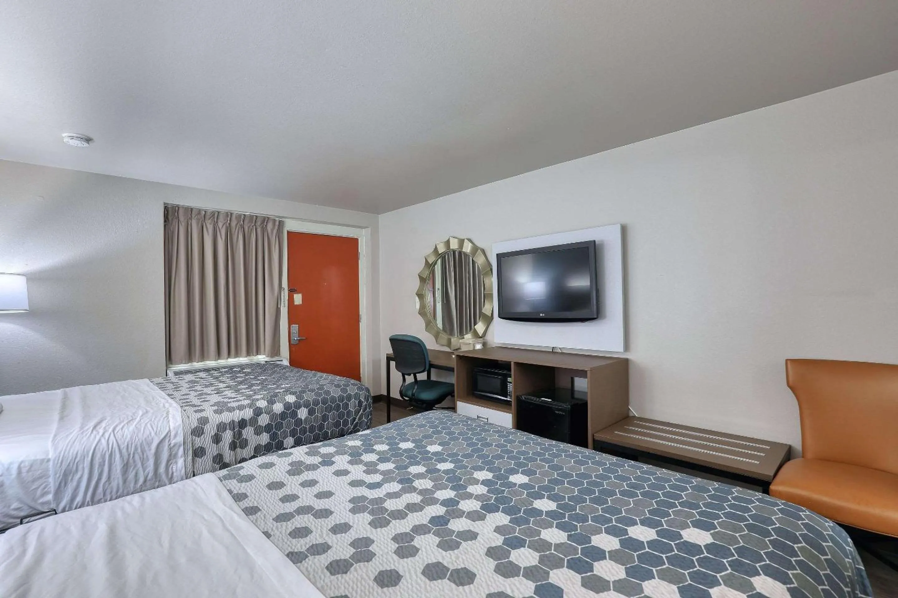 Bedroom, Bed in Econo Lodge Neenah