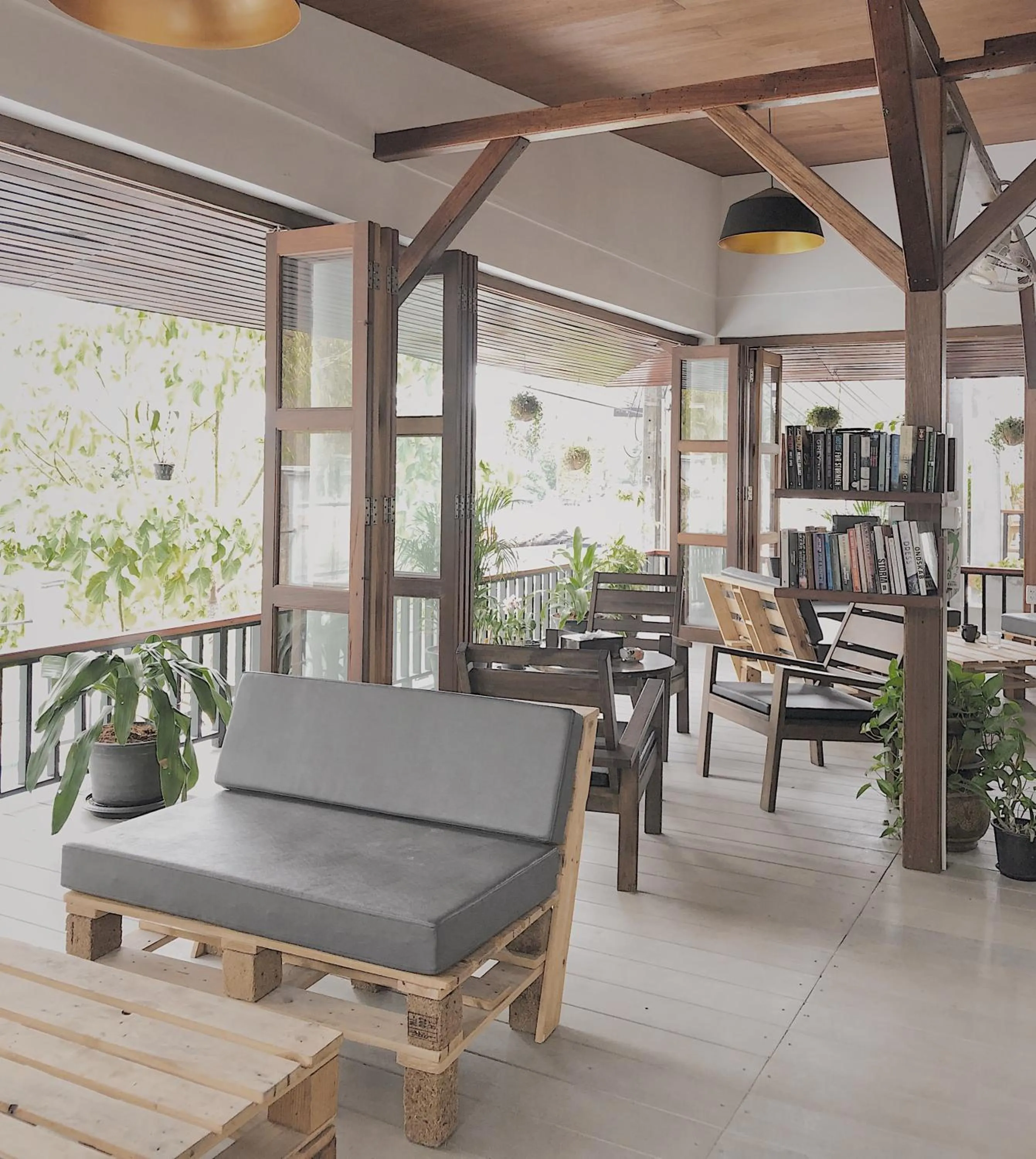 Lounge or bar in The Reef Hotel & Studios