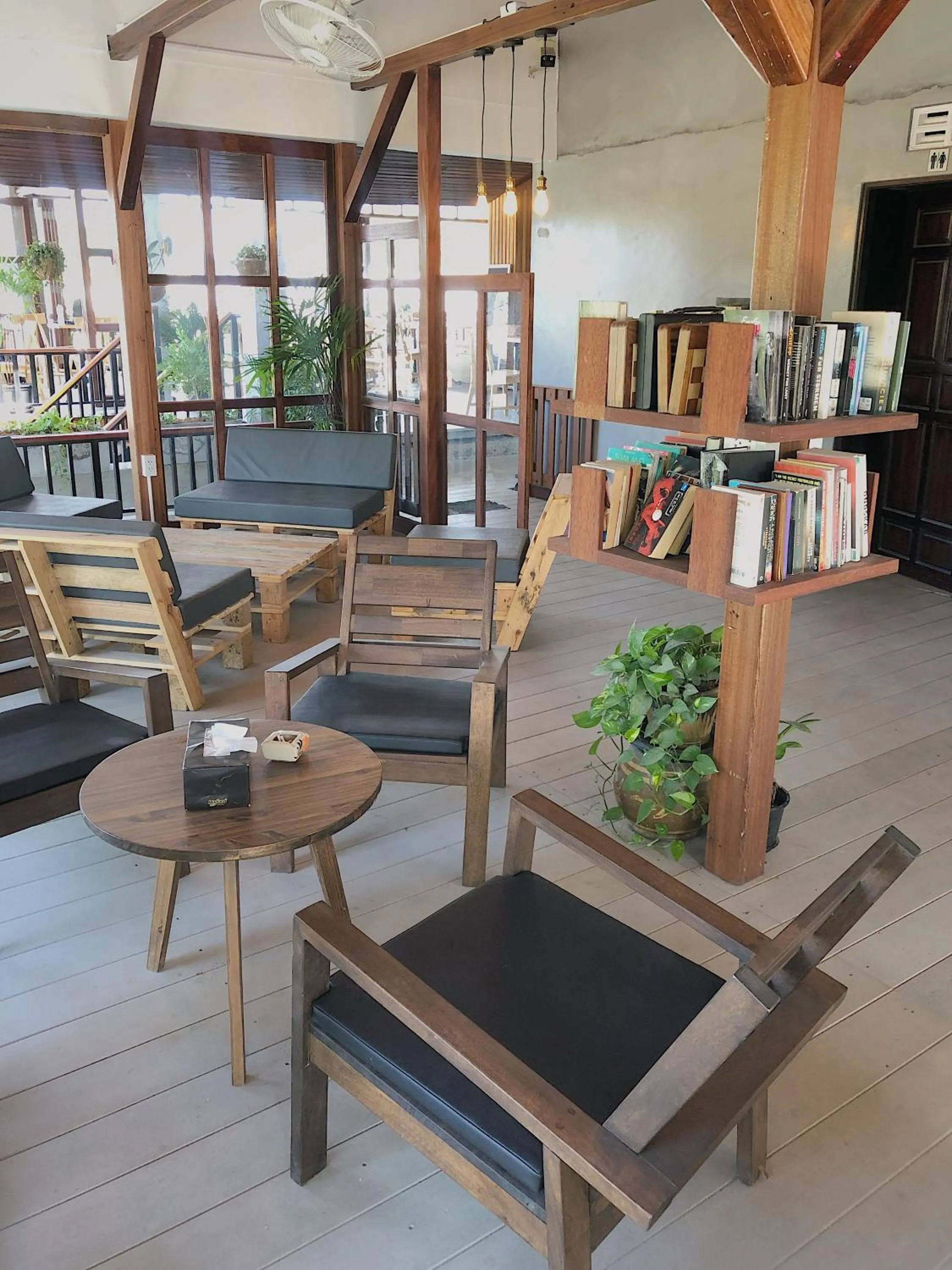 Lounge or bar in The Reef Hotel & Studios